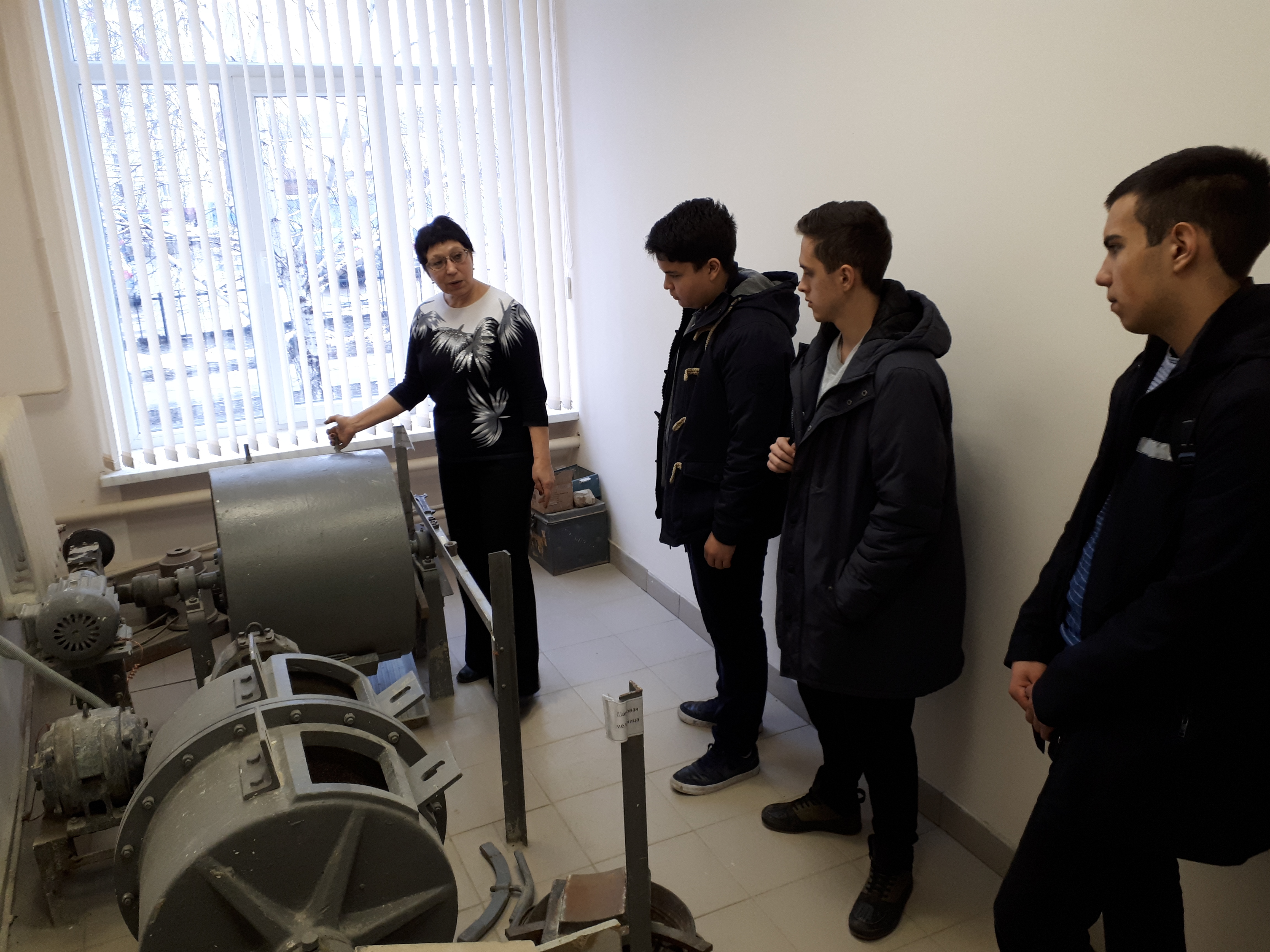 Студенты познакомились с испытательной лабораторией