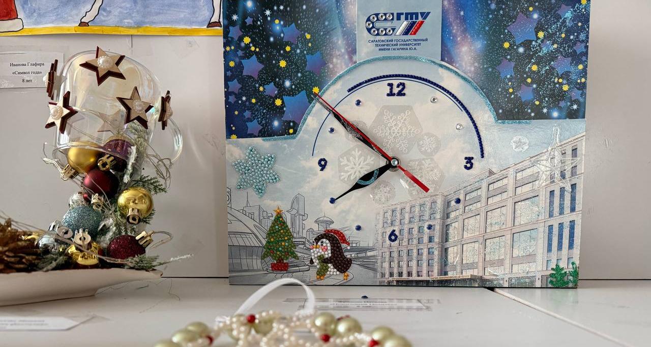 В СГТУ проходит новогодняя выставка елочных игрушек