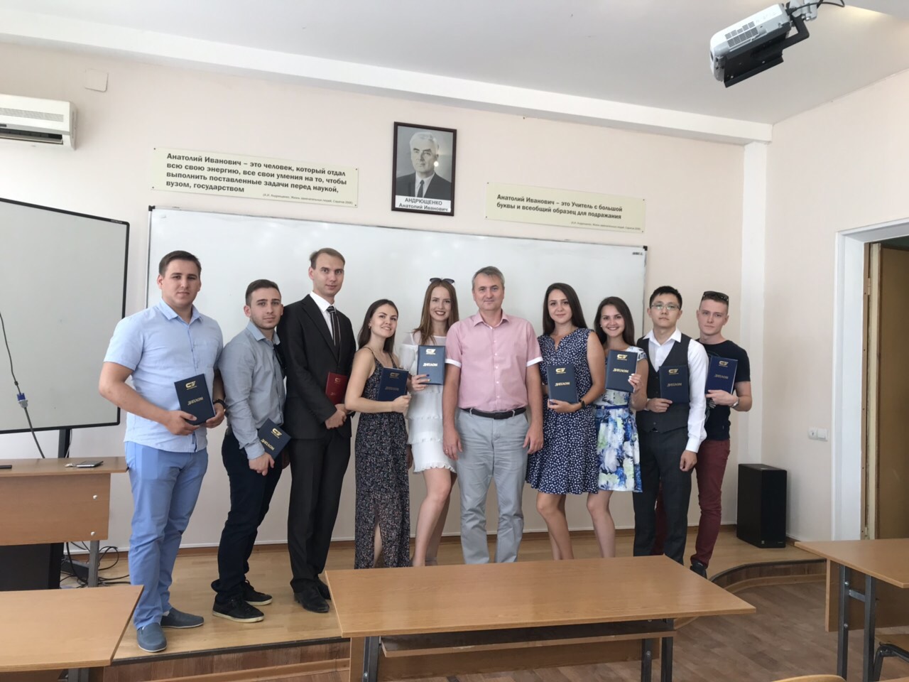 На кафедре ТАЭ вручили дипломы магистрам