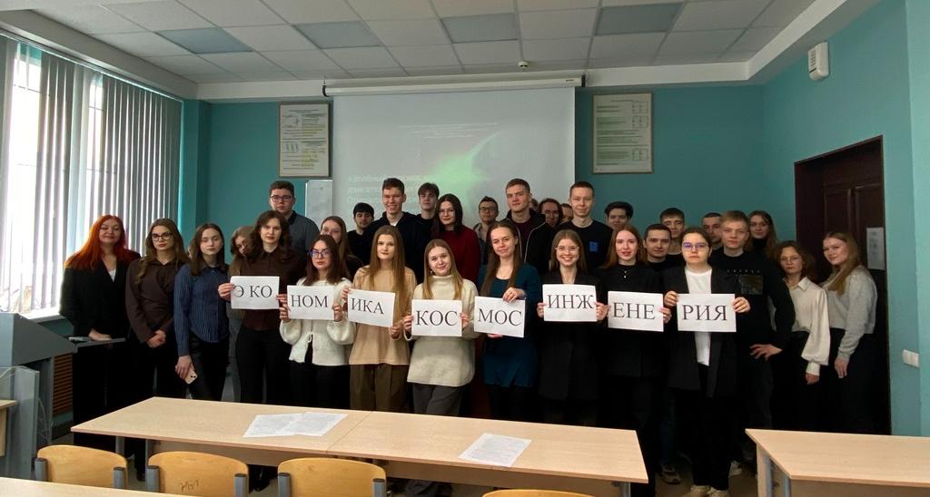 Круглый стол объединил инженеров и экономистов в области космоса