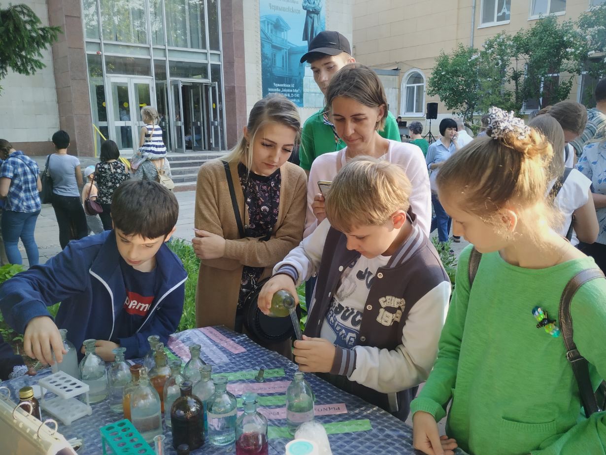 Ночь музеев: кафедра химии представила интерактивную площадку в музее Чернышевского