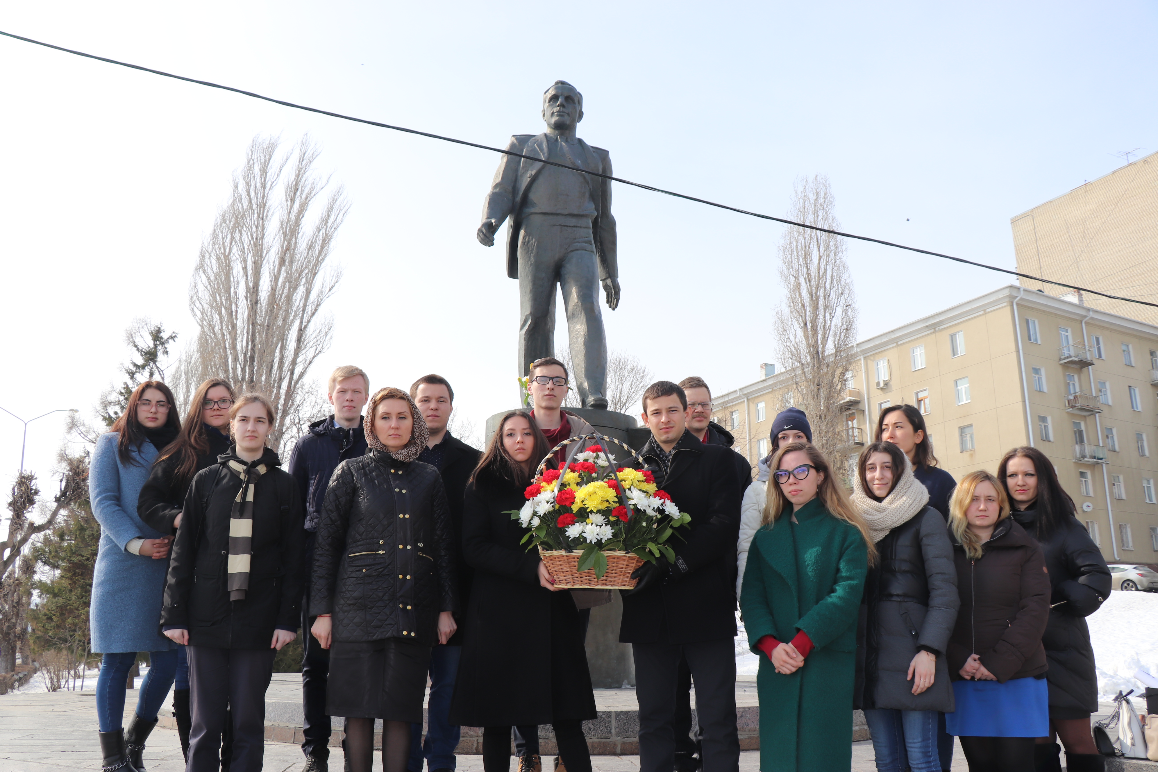 Студенты Гагаринского университета провели траурный митинг у памятника первому космонавту