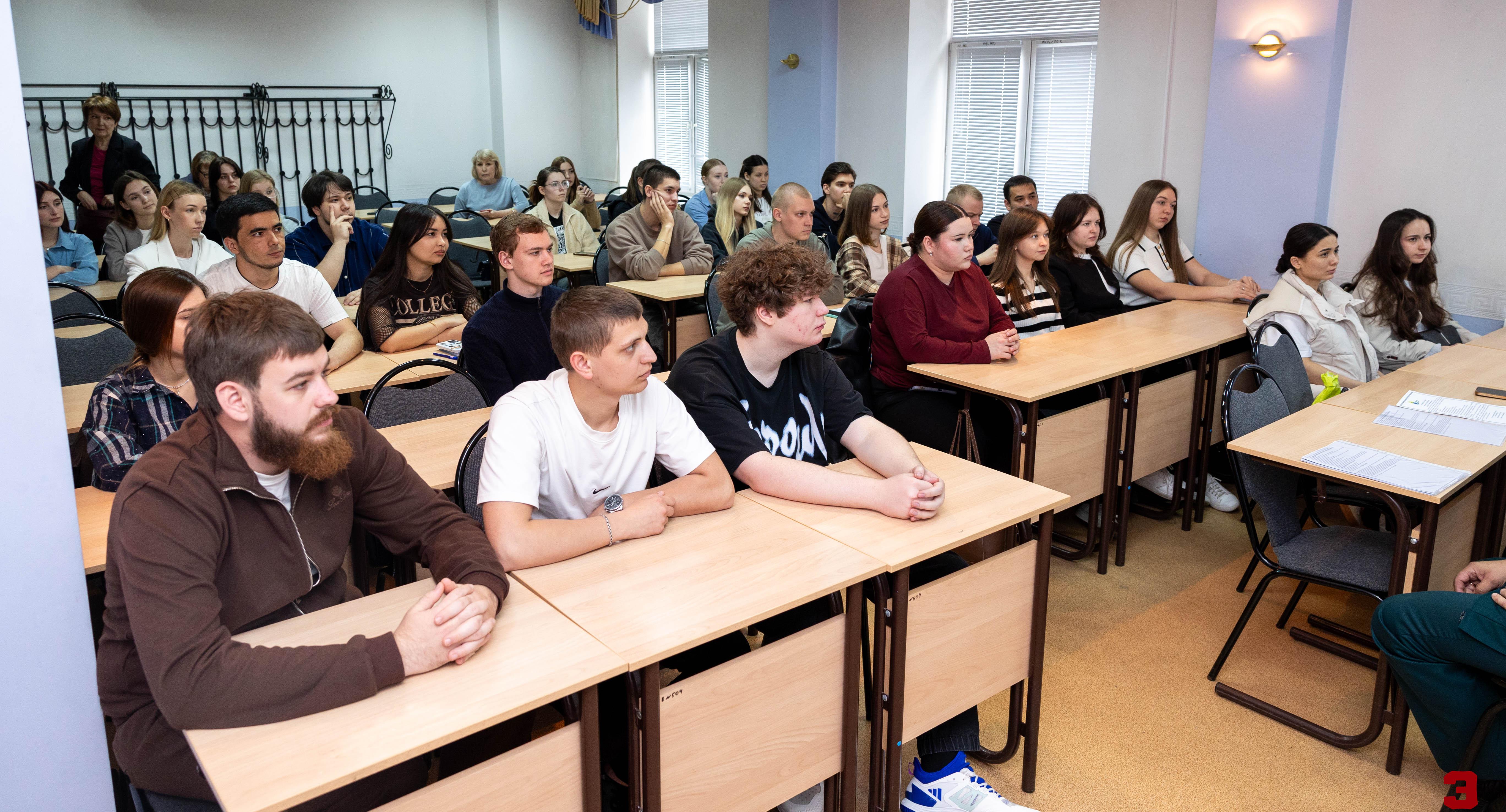 Студенты СЭИ встретились с представителями Саратовской таможни