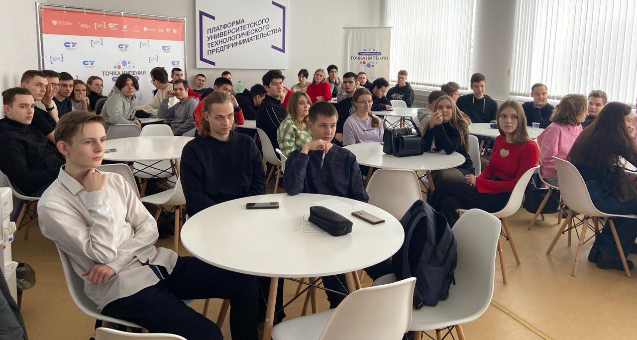 Студенты ИнЭН встретились с представителями «Юнипро»