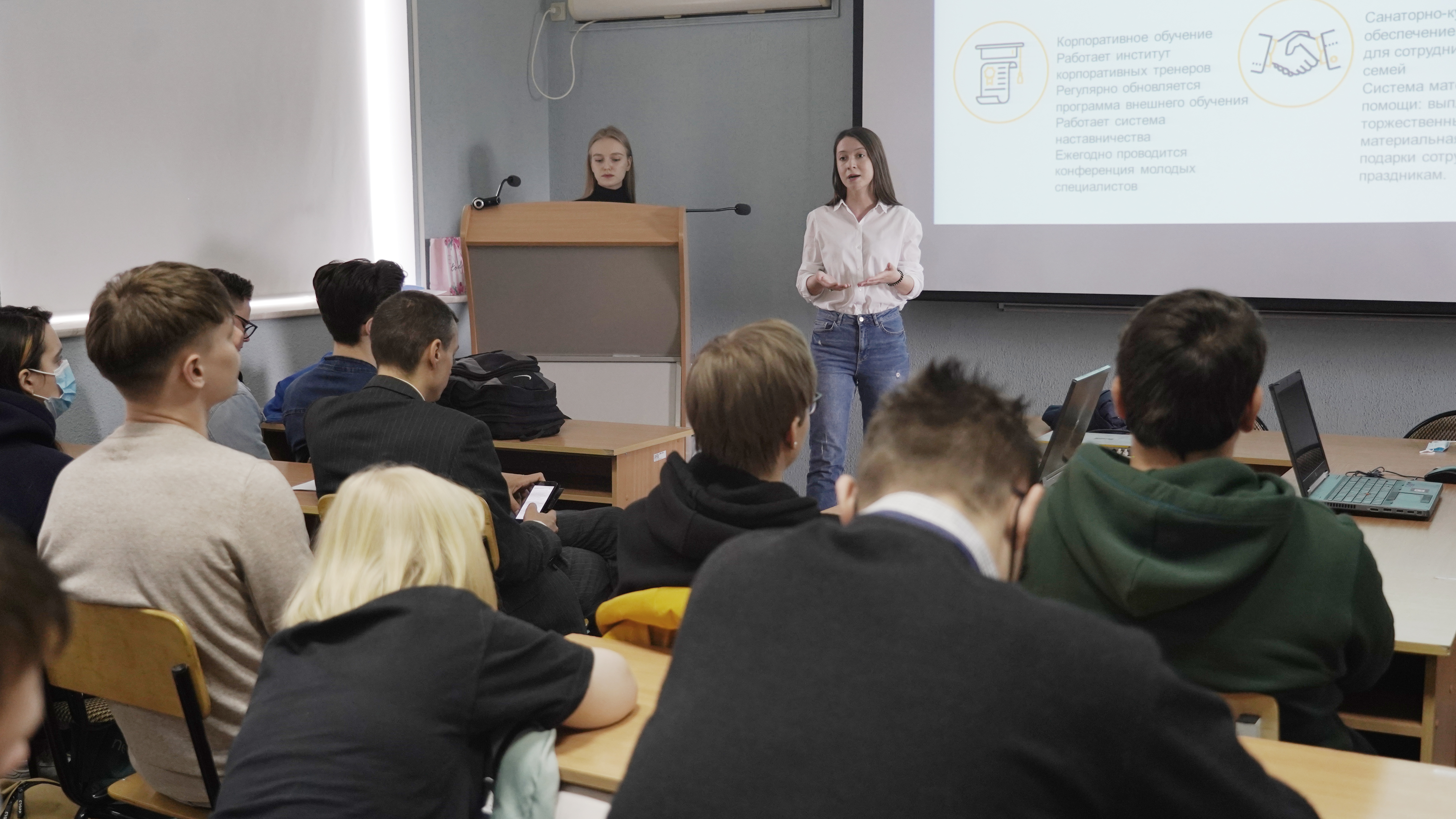 На мастер-классе IT-марафона «Цифровой ветер» студенты изучали язык программирования ABAP