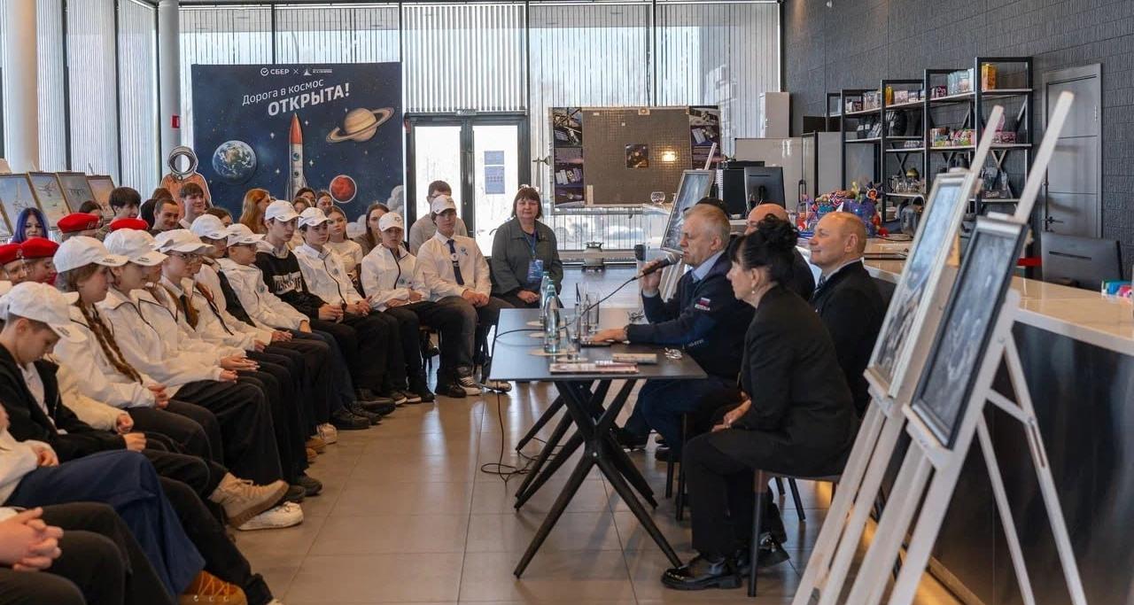 Студенты ЭТИ СГТУ встретились с Героем России 