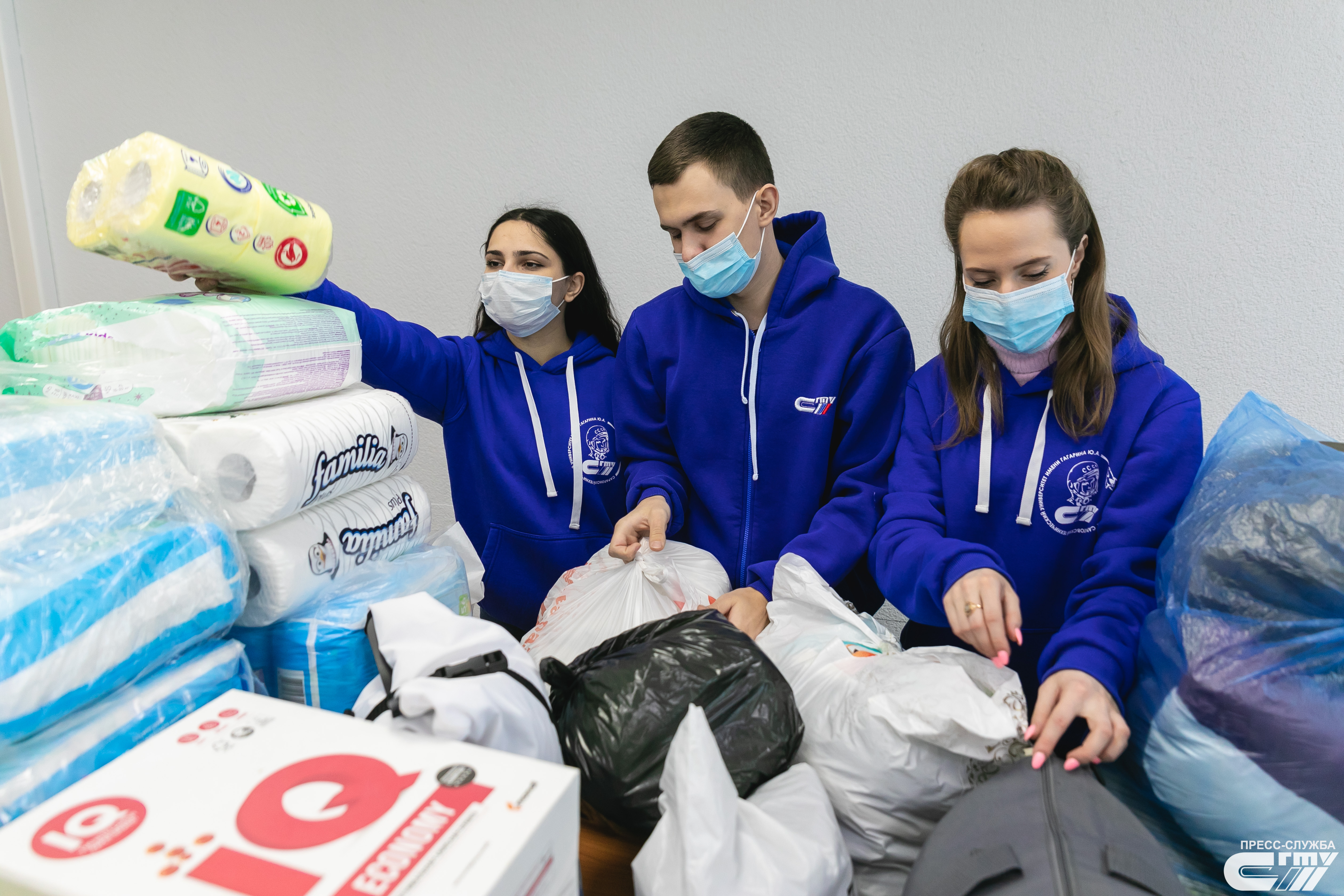 Волонтеры Политеха передают продукты и вещи для соотечественников