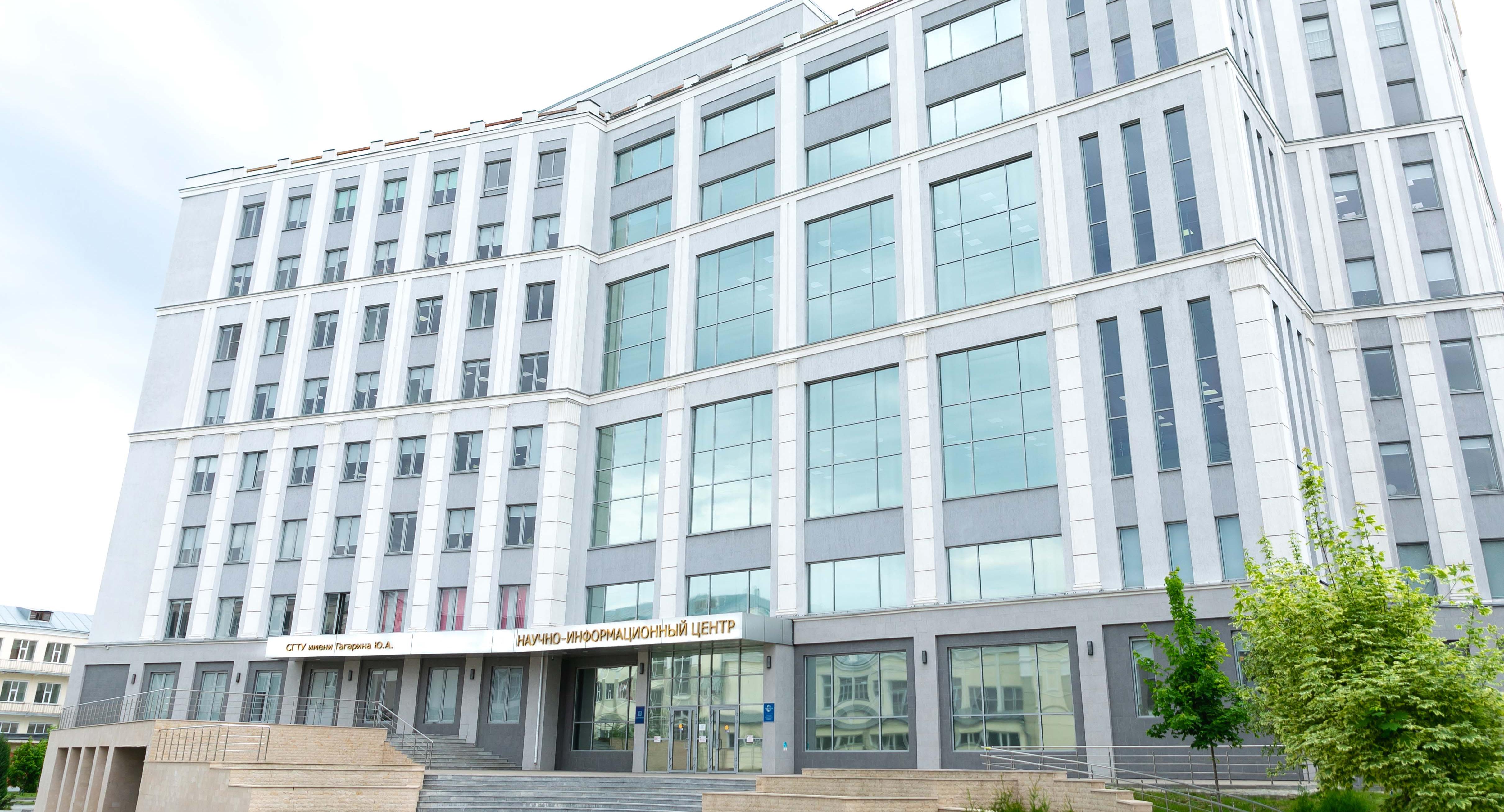 НТБ подготовила тематическую книжную выставку «Путеводители знаний»