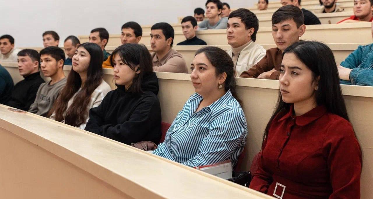 Иностранным студентам СГТУ провели лекции адаптационного курса