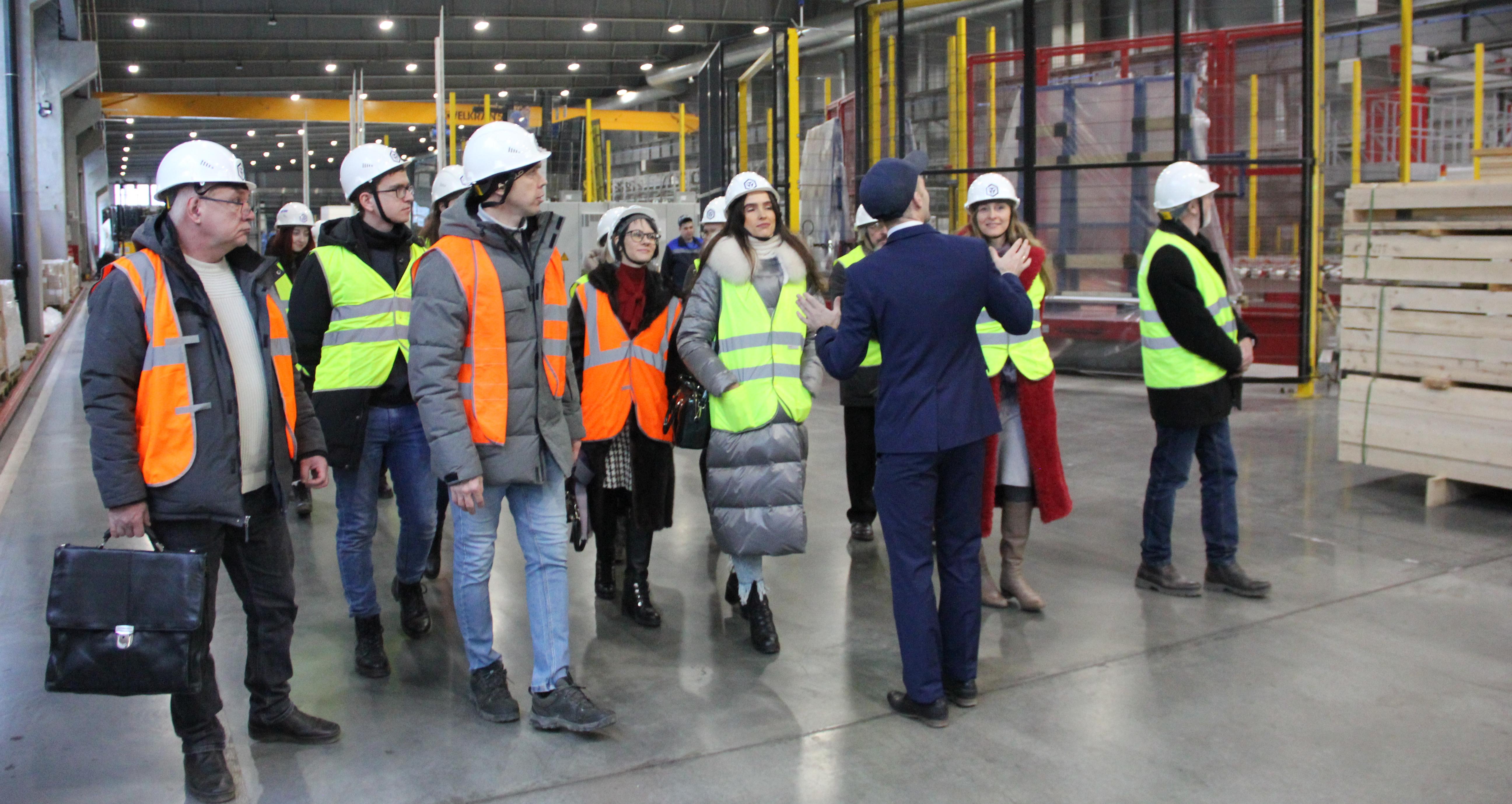 Студенты и сотрудники УРБАС узнали о производстве стекла