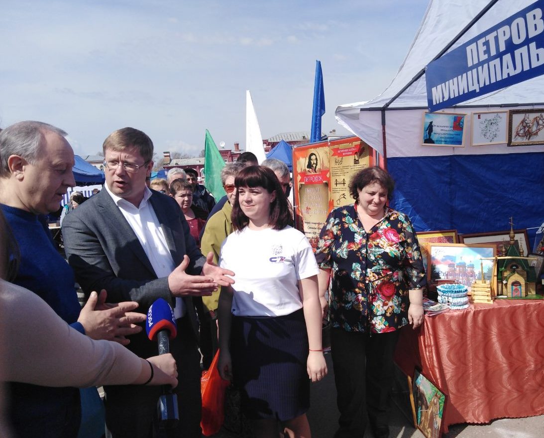 Студенты Петровского филиала СГТУ представили достижения губернатору
