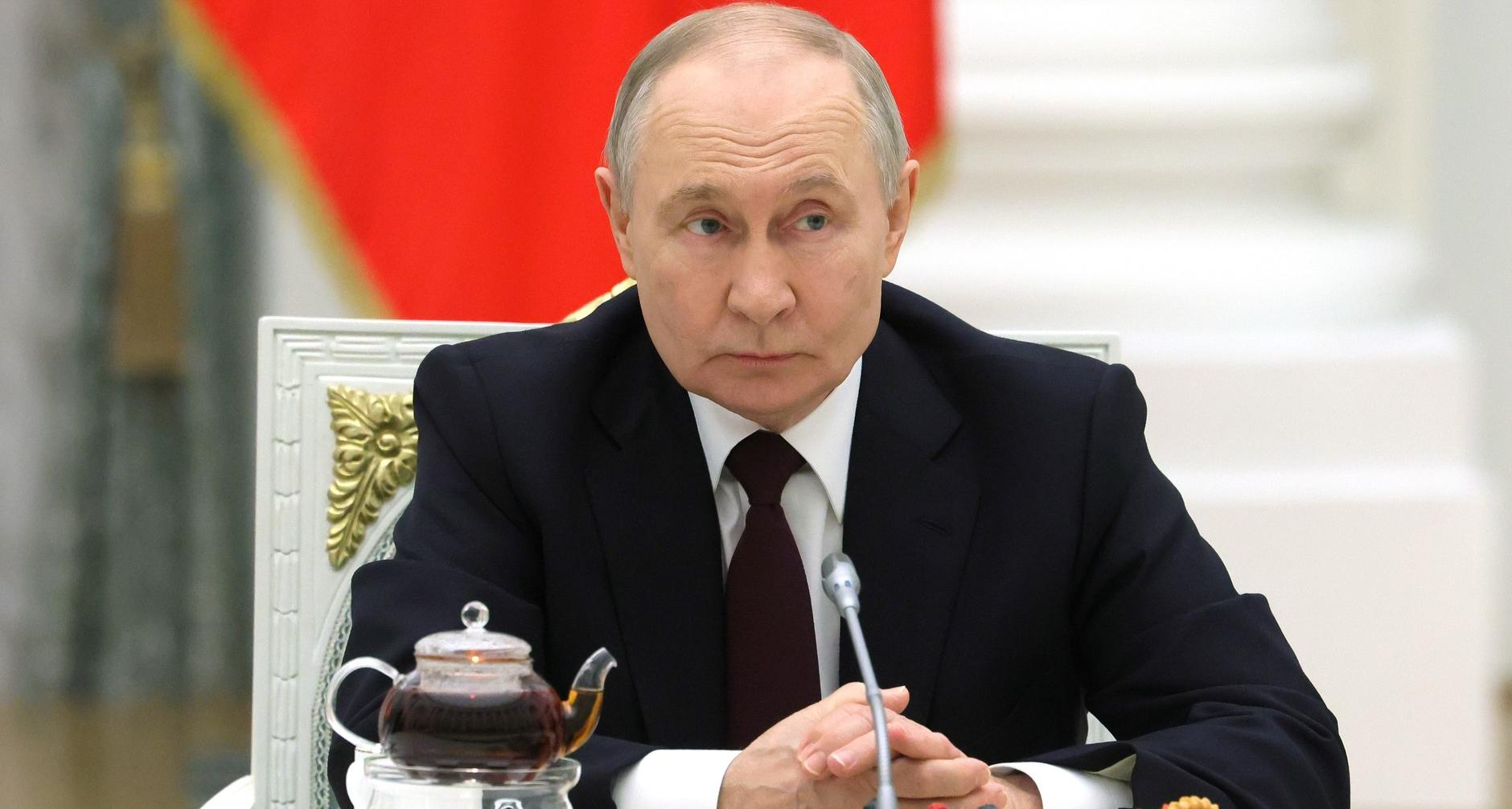 Владимир Путин поздравил российских женщин с праздником – Международным женским днём