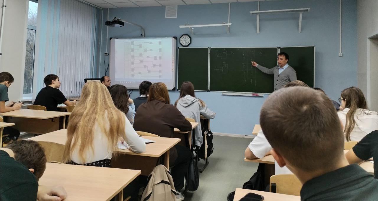 Представители СГТУ продолжают занятия «Шаг в профессию» для «Гагаринских классов»