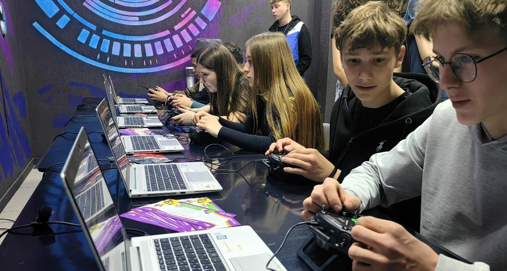 Политех провел двухэтапный фиджитал-турнир для учащихся энгельсской школы