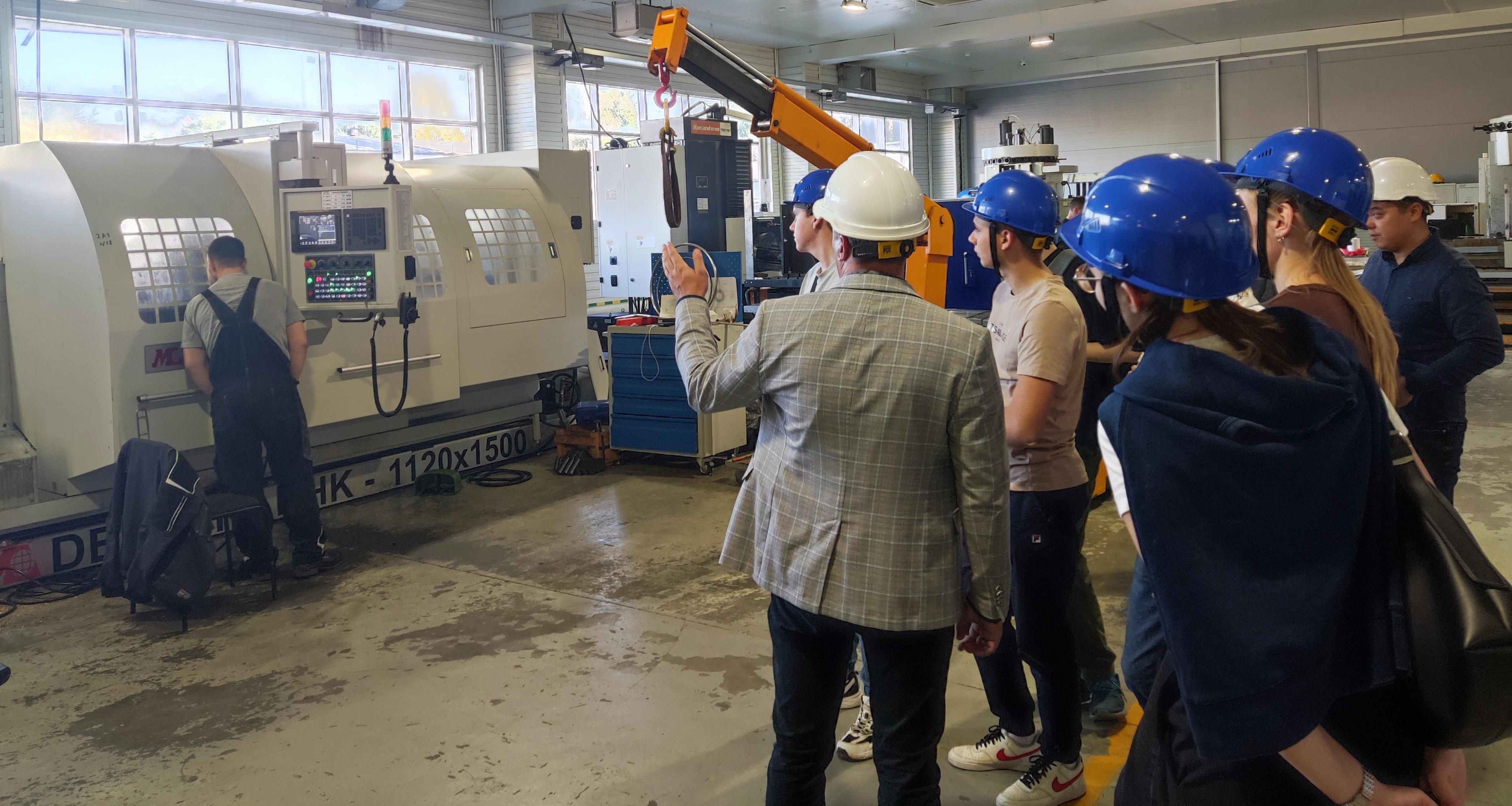 Студенты ИММТ побывали на экскурсии на заводе компании «Нефтегазоборудование»