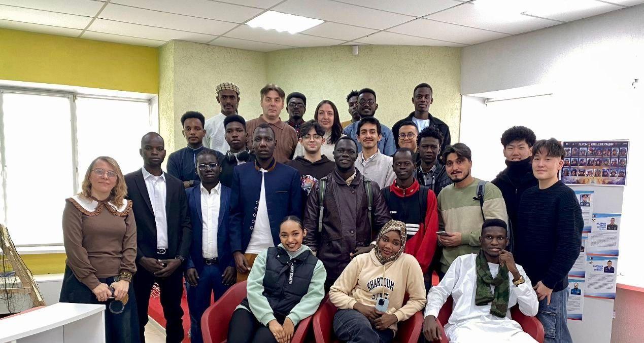 Слушатели курсов русского языка посетили модельную библиотеку в рамках проекта «Узнаём Россию»