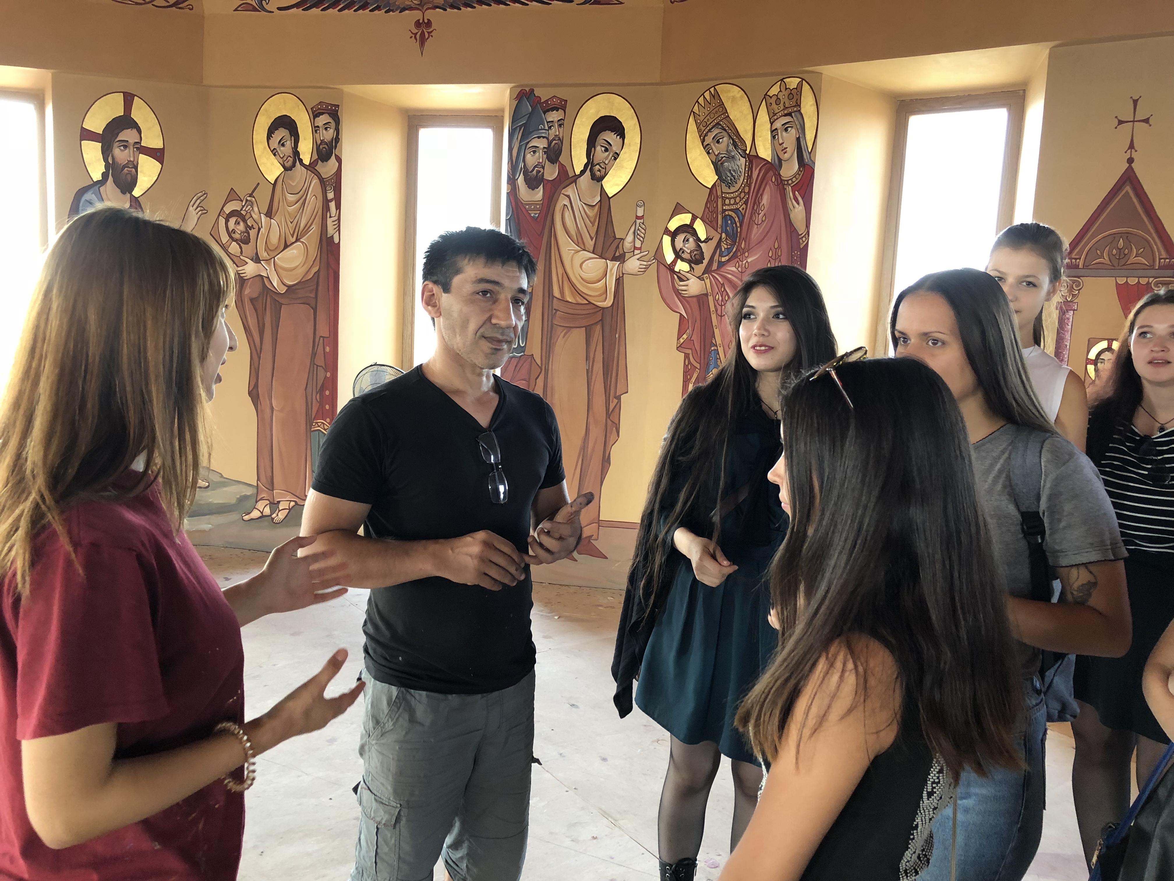 Студенты ДИЗН-21 изучили храмовые росписи ереванских художников