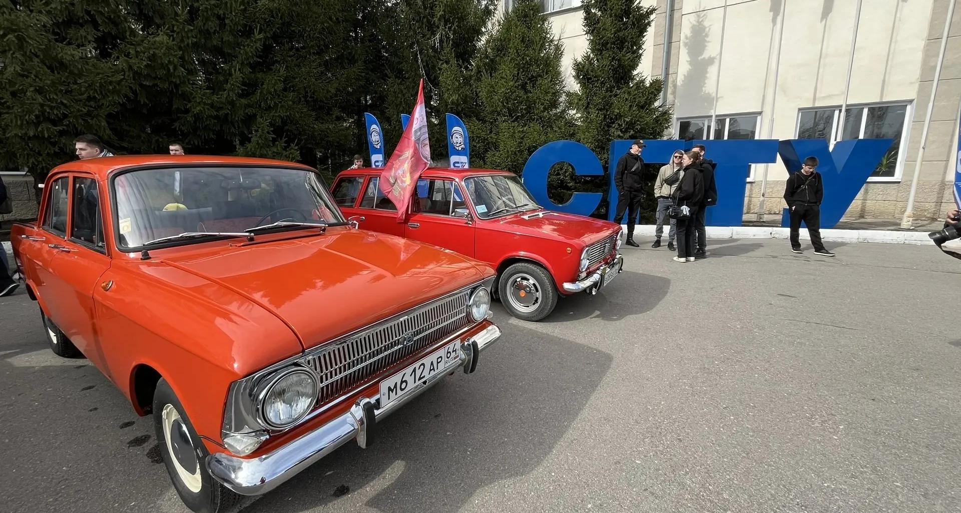 В Саратове прошел традиционный автопробег на ретро-автомобилях