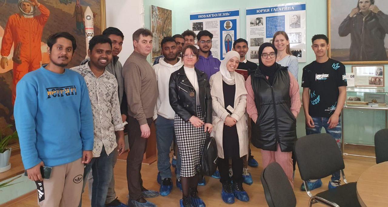Иностранные слушатели посетили Народный музей Ю.А. Гагарина