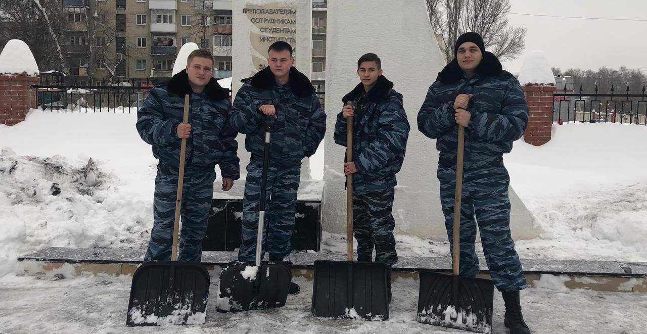 Отряд охраны правопорядка взял шефство над стелой павшим в ВОВ политеховцам