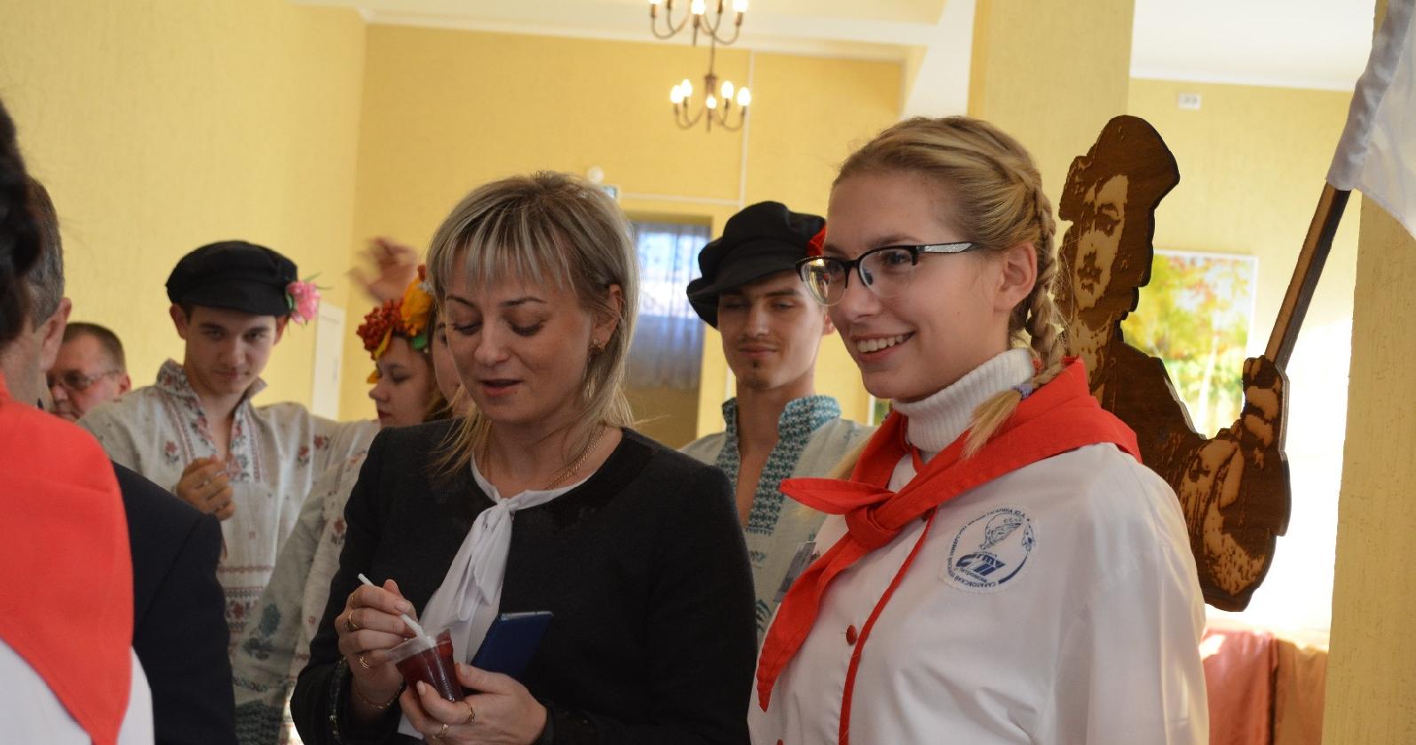 Студенты Петровского филиала СГТУ представили на фестиваль костюмы и угощение
