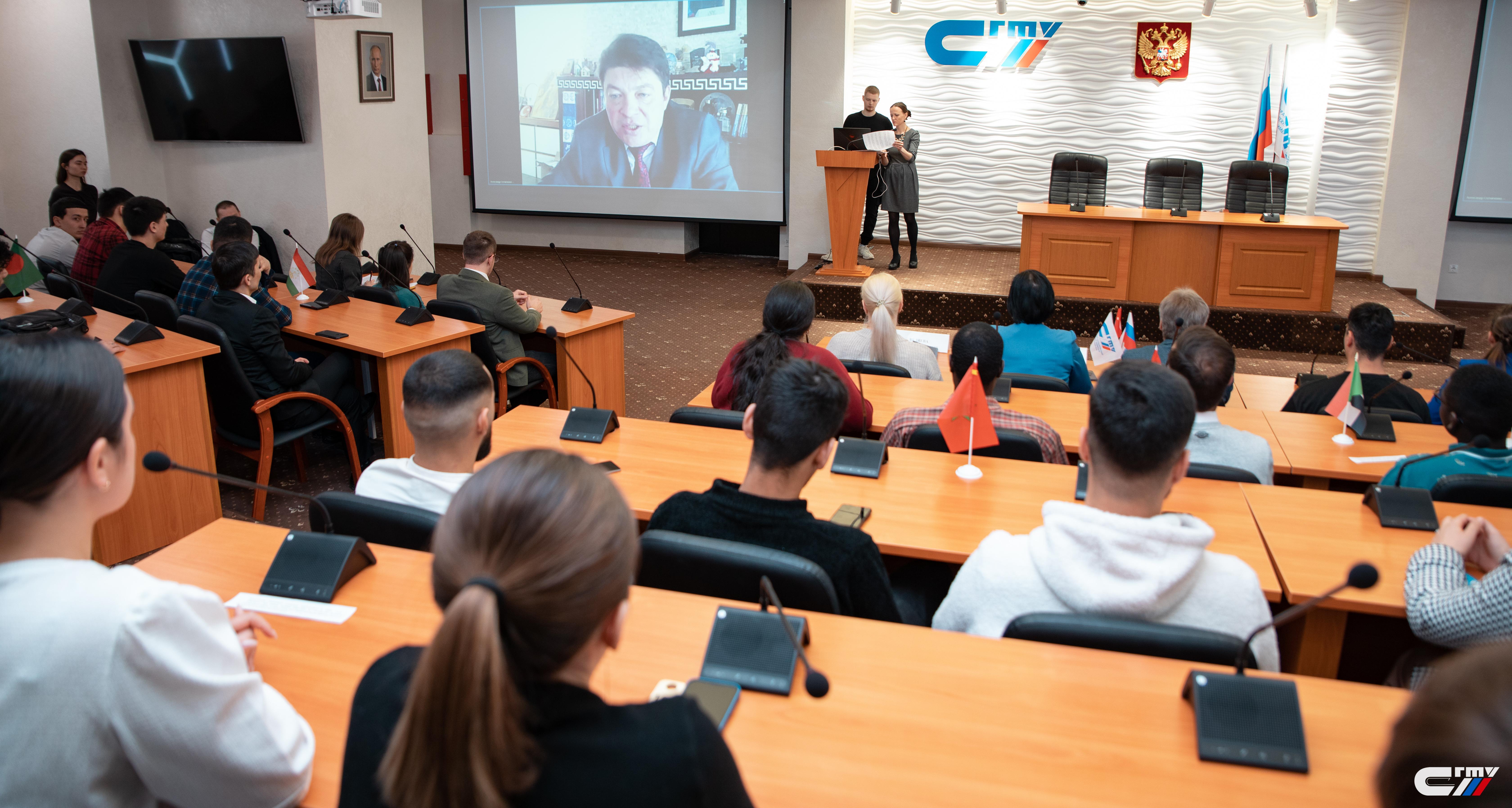 Иностранные студенты пообщались с Александром Сотниченко в формате «Диалог на равных»