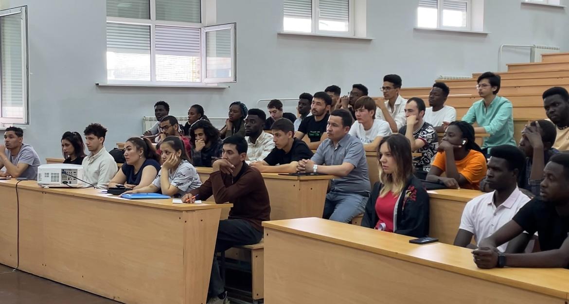 Иностранные студенты ознакомились с программой разрешения на временное проживание