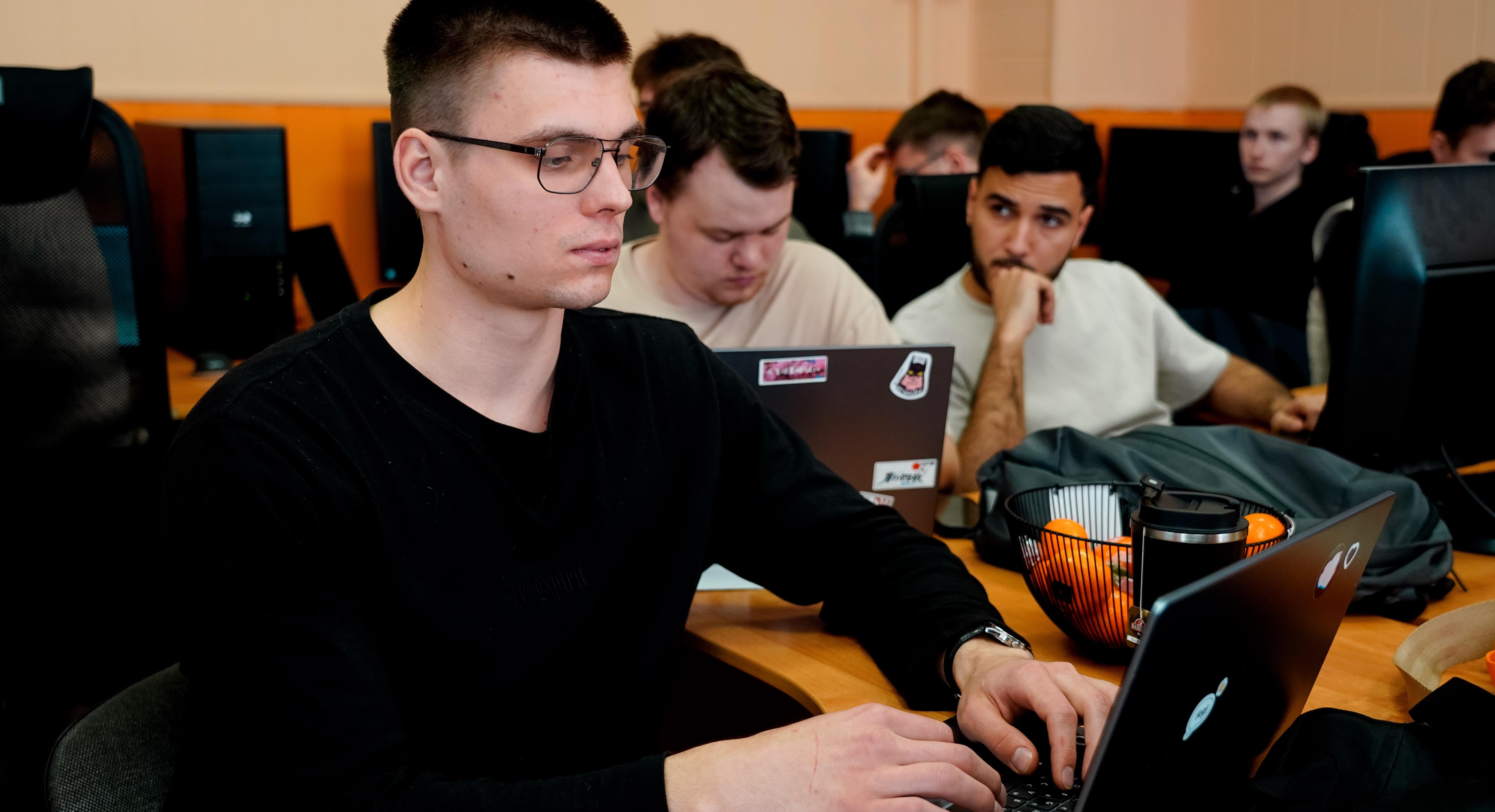 На мастер-классе от специалистов ИТ-индустрии студенты учились разрабатывать ИИ-агентов