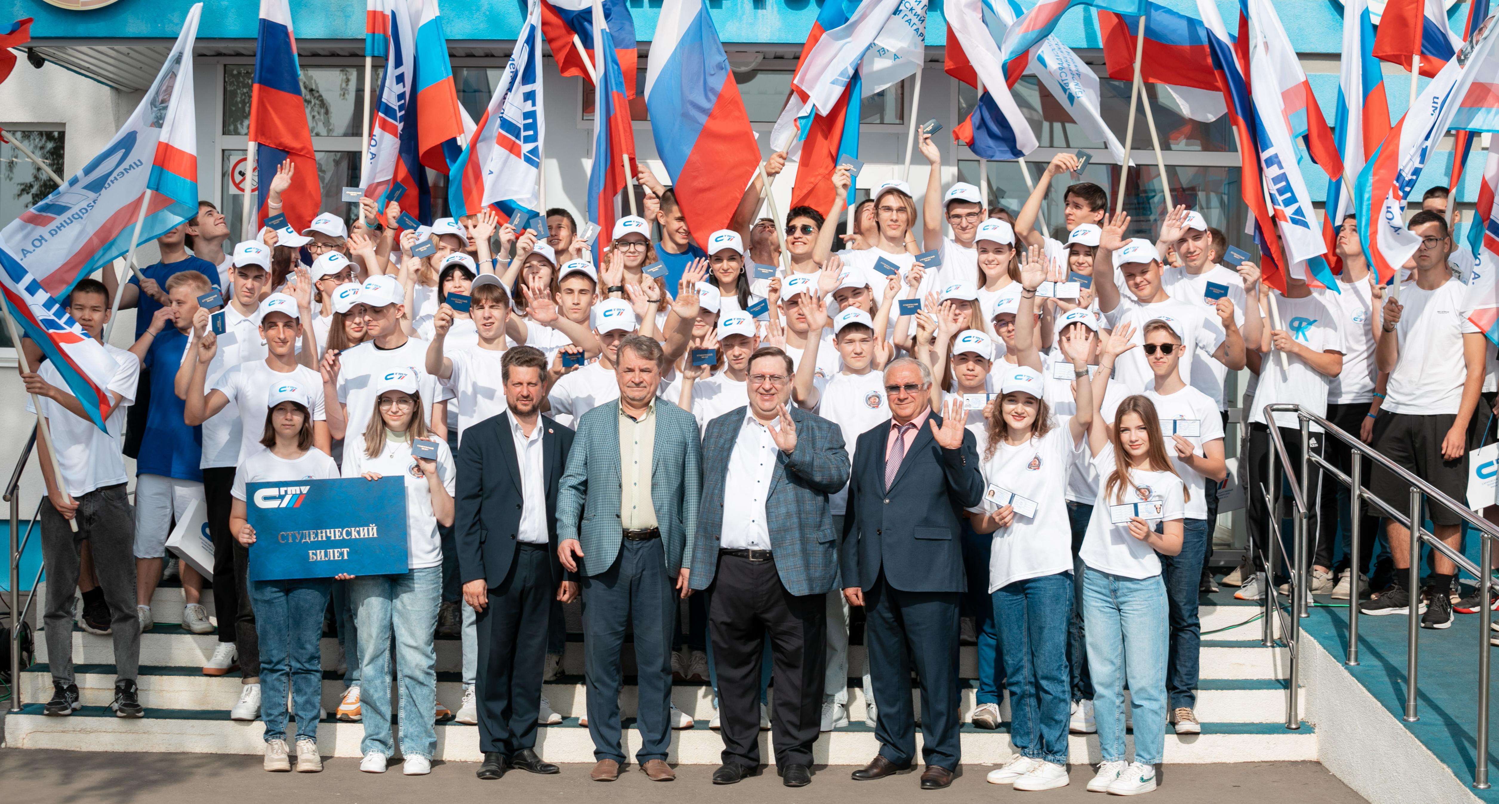 Первокурсникам Политеха вручили студенческие билеты там, где учился летать Гагарин