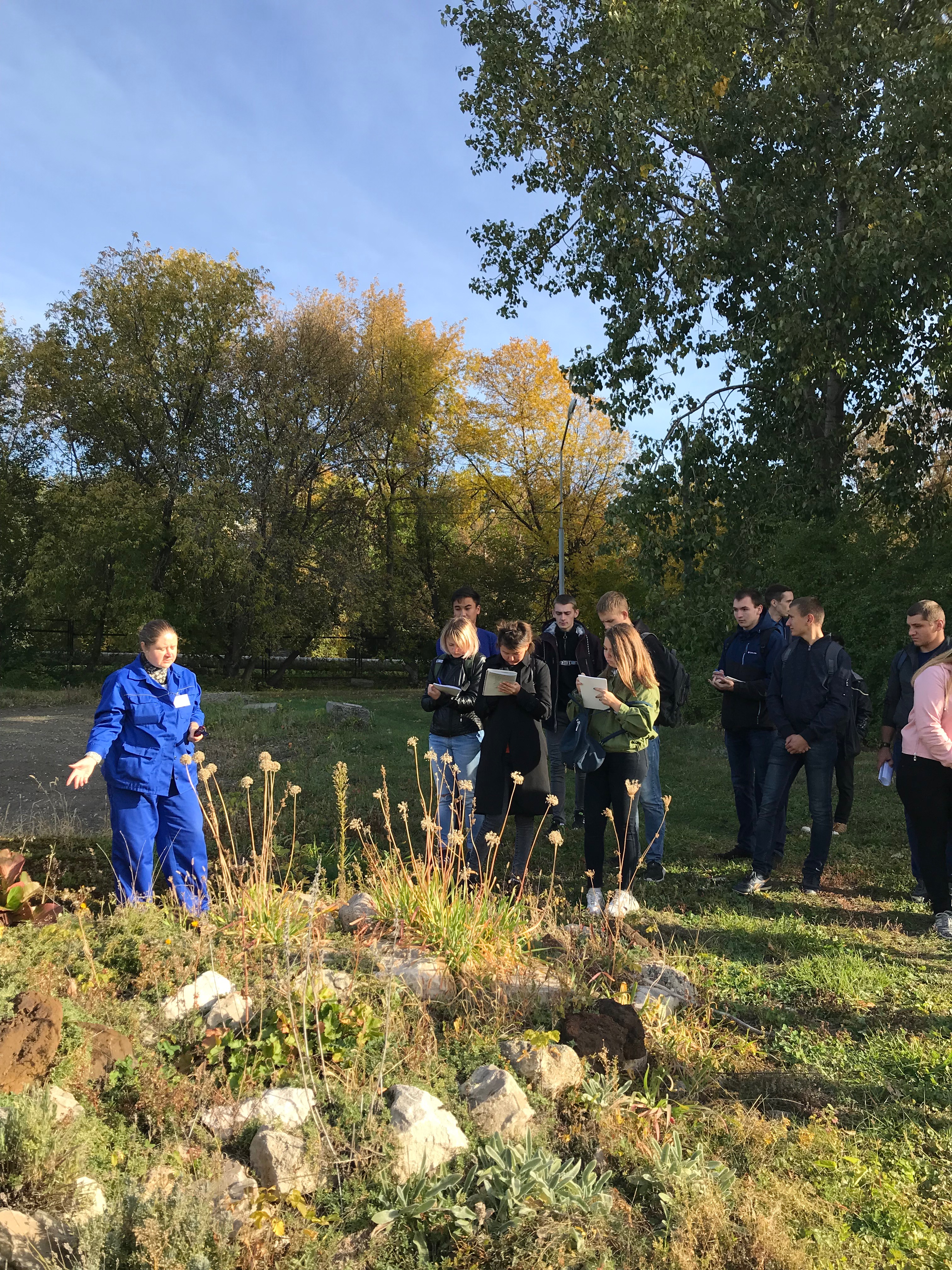 Студенты-экологи посетили ботанический сад СГУ