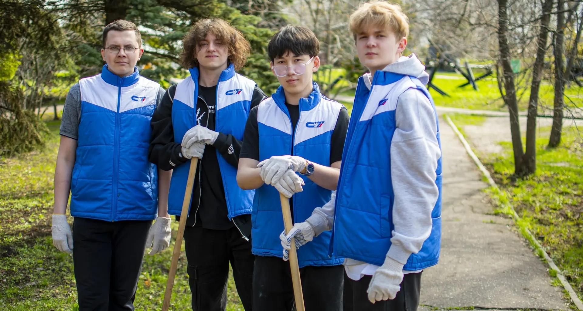 Политеховцы приняли участие в субботнике в Парке Победы