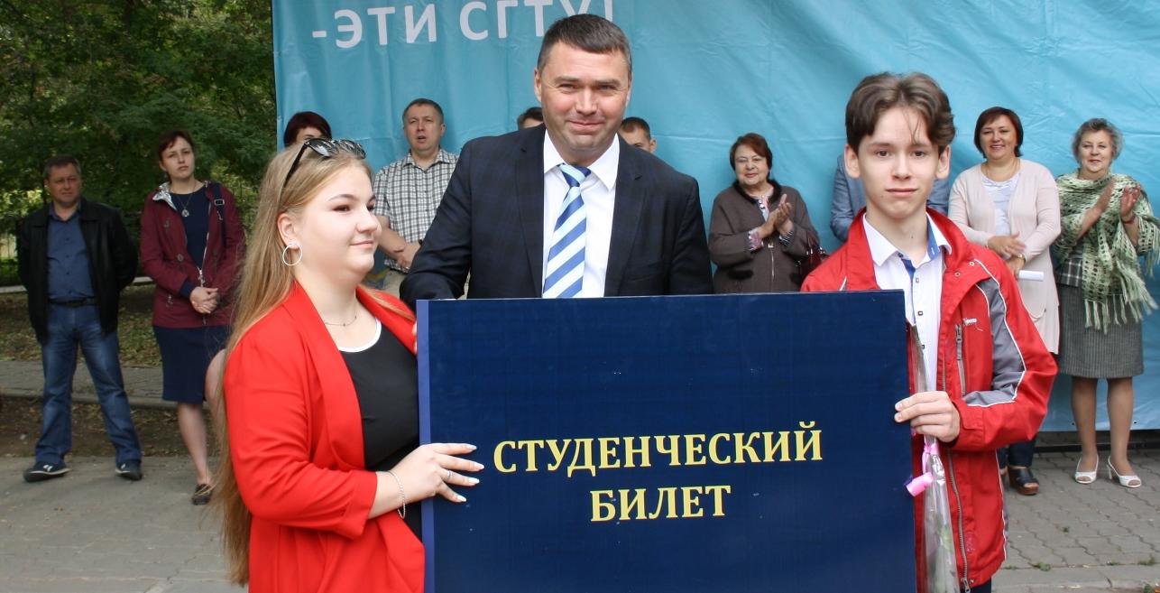 Торжественная линейка ЭТИ прошла в сквере имени Льва Кассиля