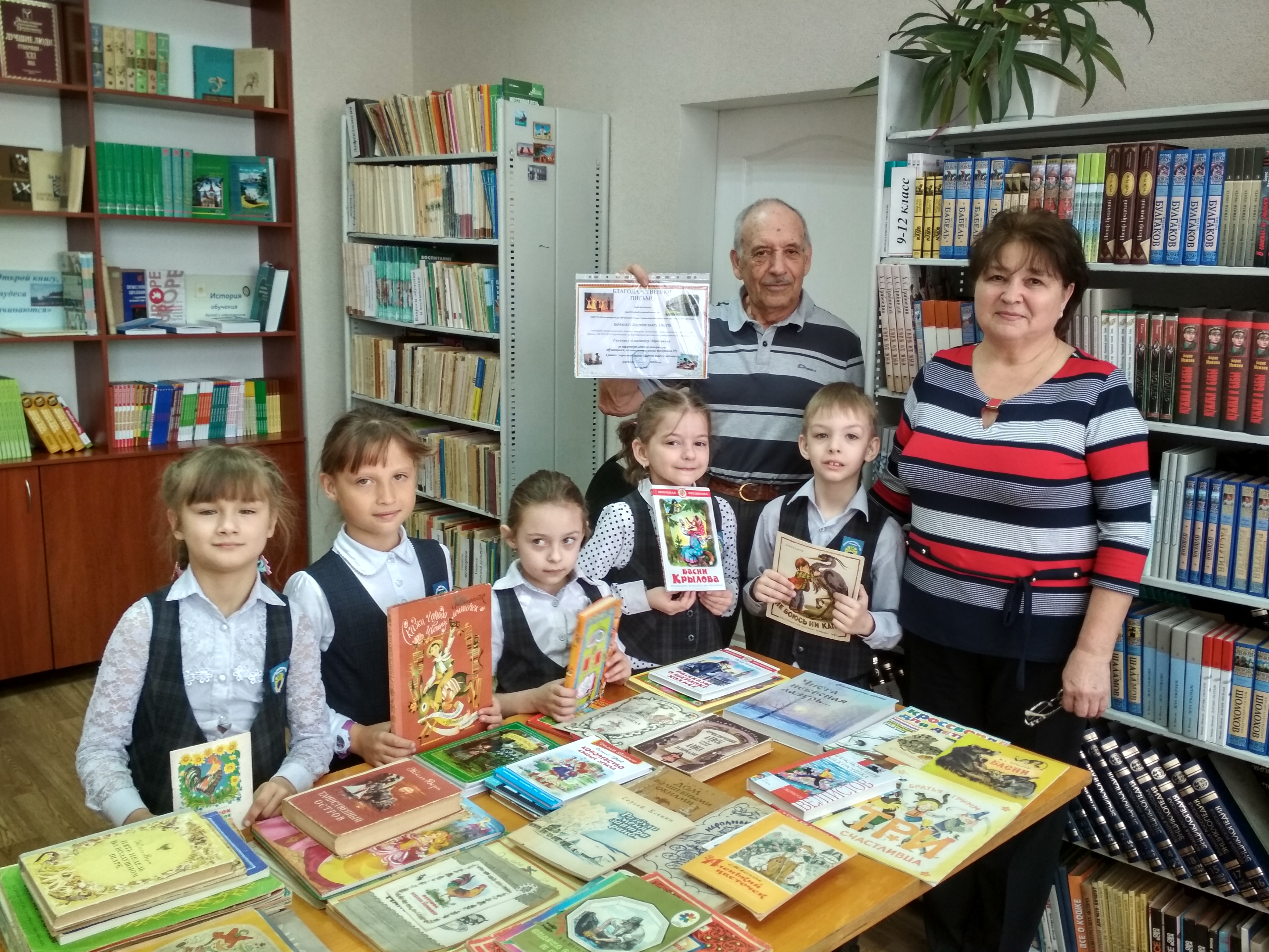 Ветеран ЭТИ передал личную библиотеку школе-интернату