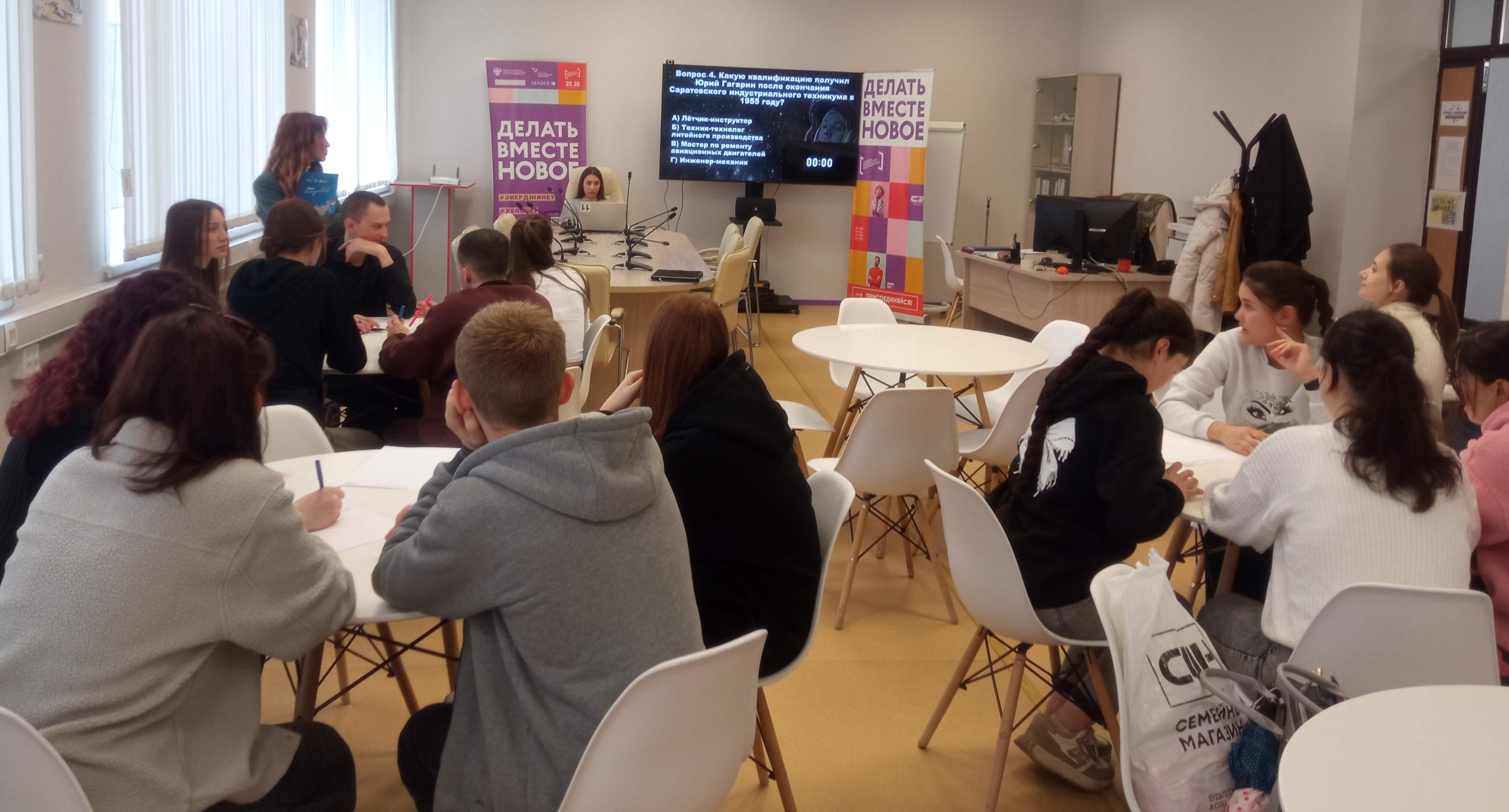 Студенты СЭИ провели экскурсию «Юрий Гагарин в Саратове и Политехе»