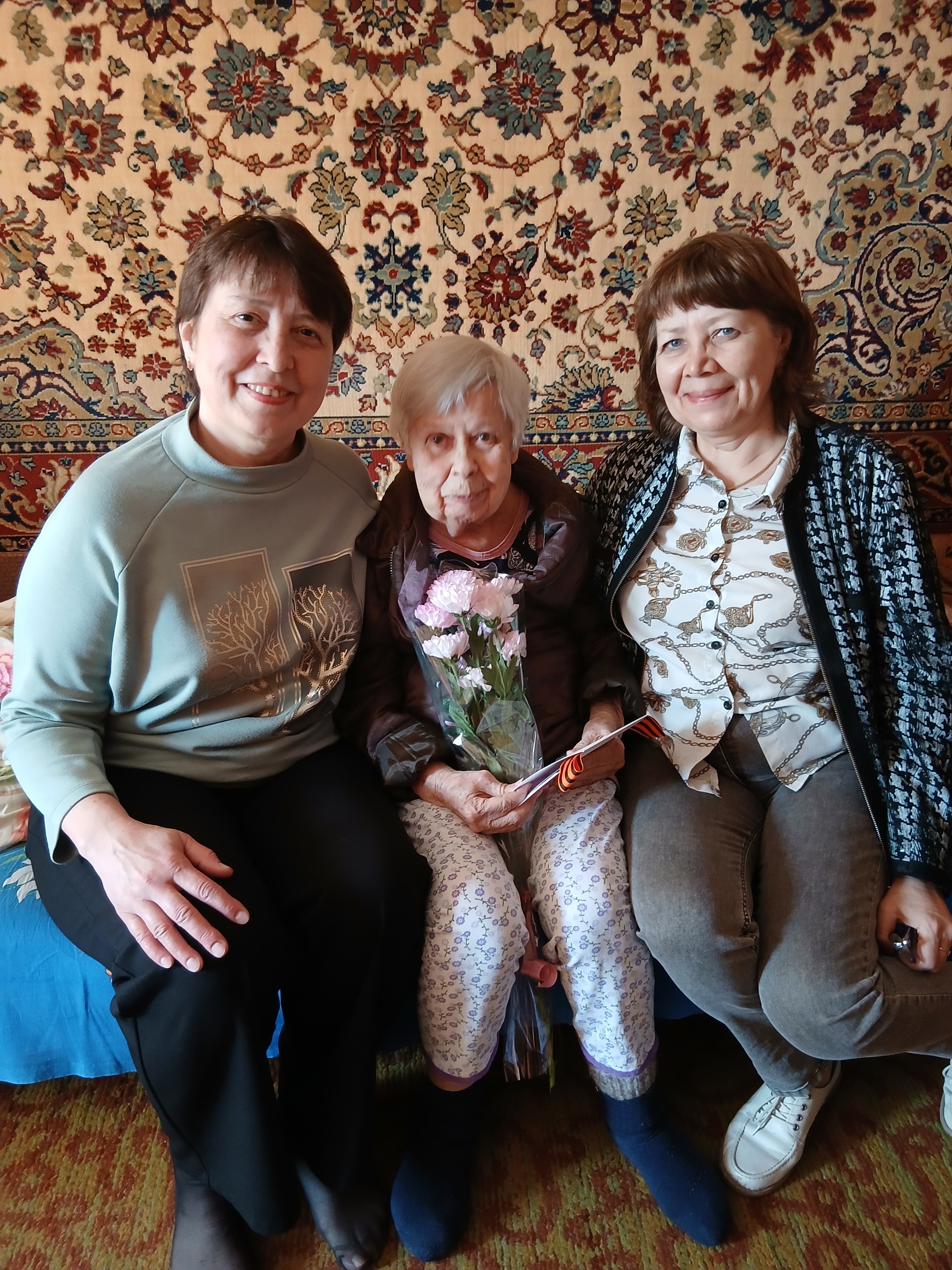 Работники СГТУ поздравили ветеранов c наступающим Днем Победы