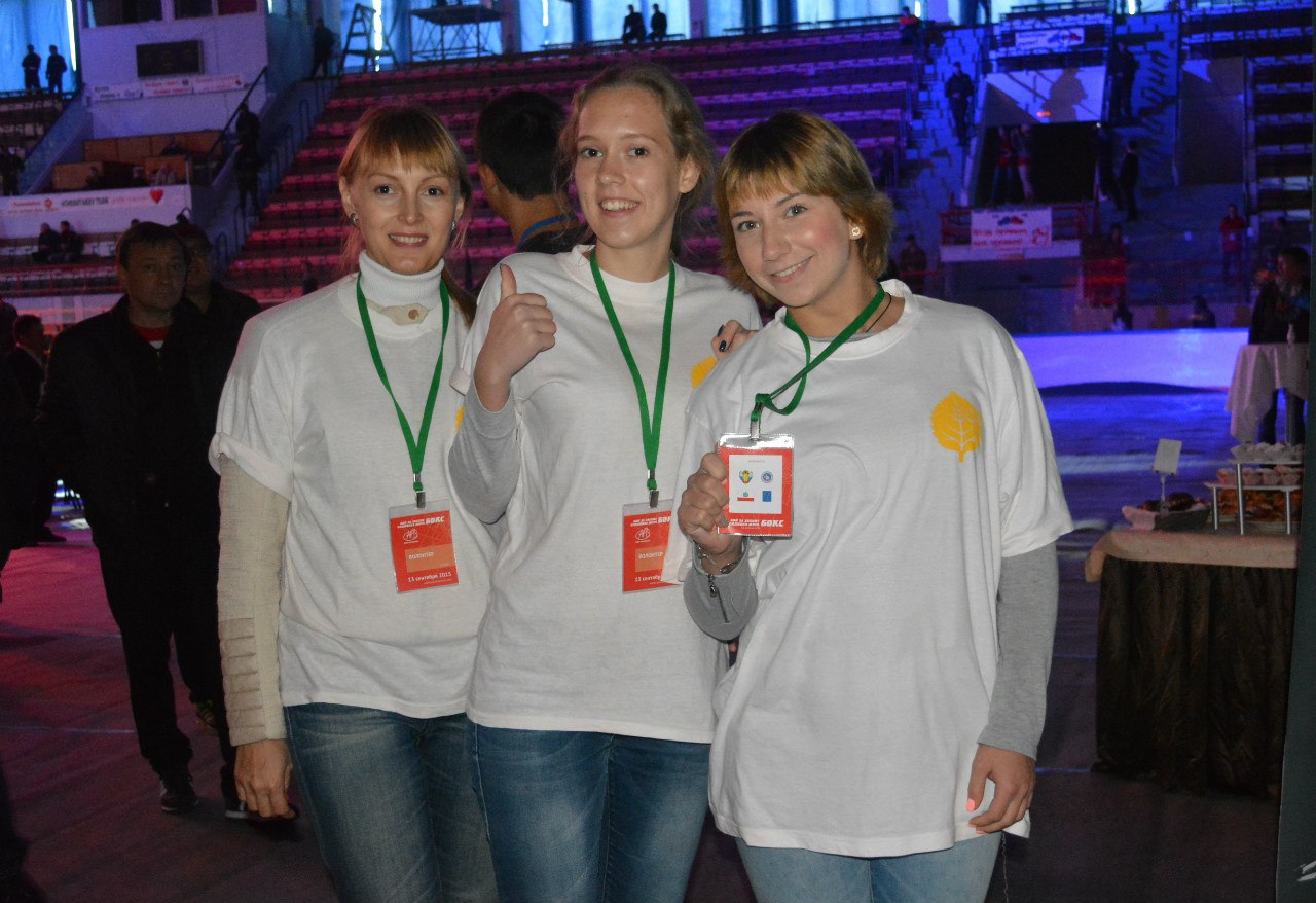 Волонтер СГТУ приняла участие в организации боя за звание чемпиона мира по боксу