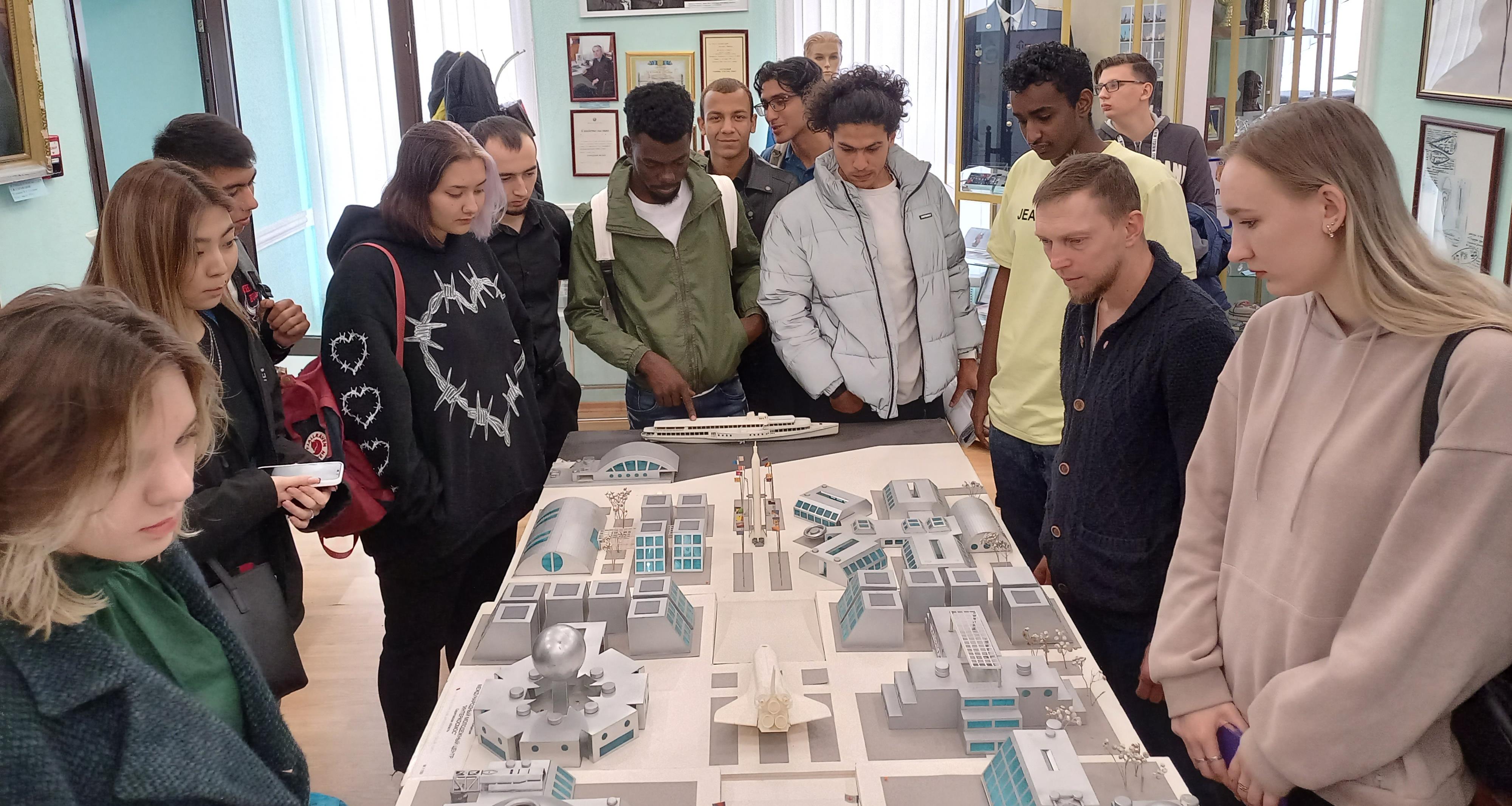 Иностранные студенты Политеха посетили Народный музей Ю.А. Гагарина