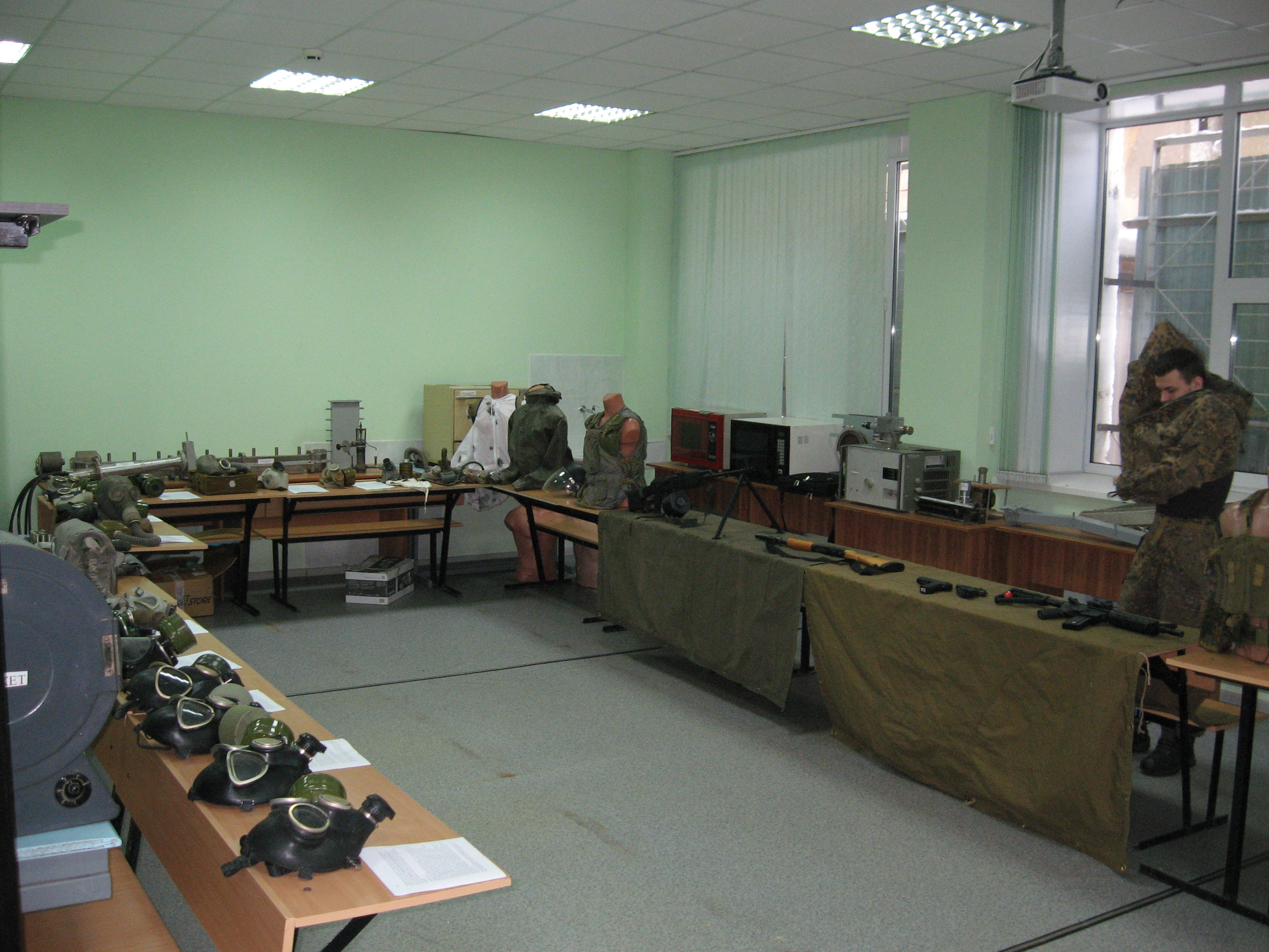 На энергофаке проходит выставка современного вооружения