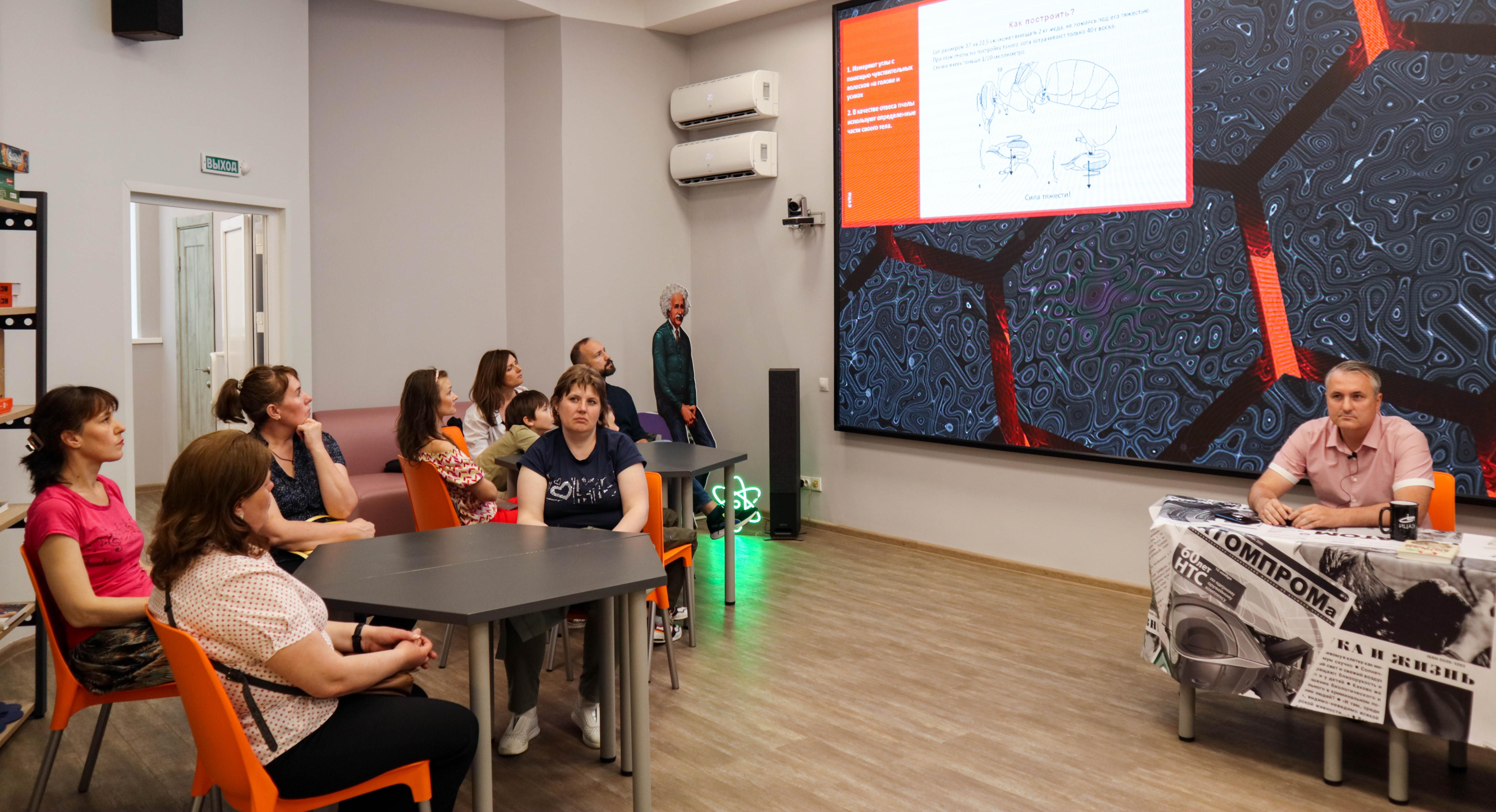 Представители ИнЭН приняли участие в научно-популярном ток-шоу «Разберем на атомы. Соты»