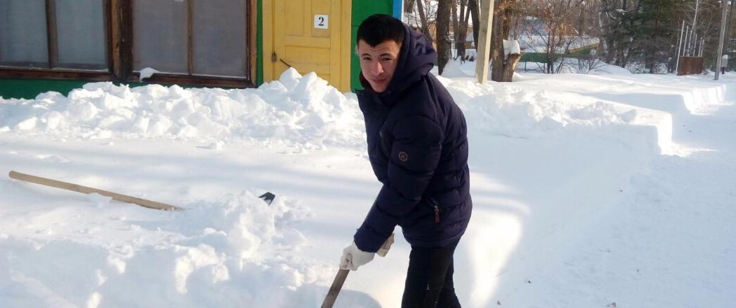 Студенты провели уборку снега в «Политехнике»