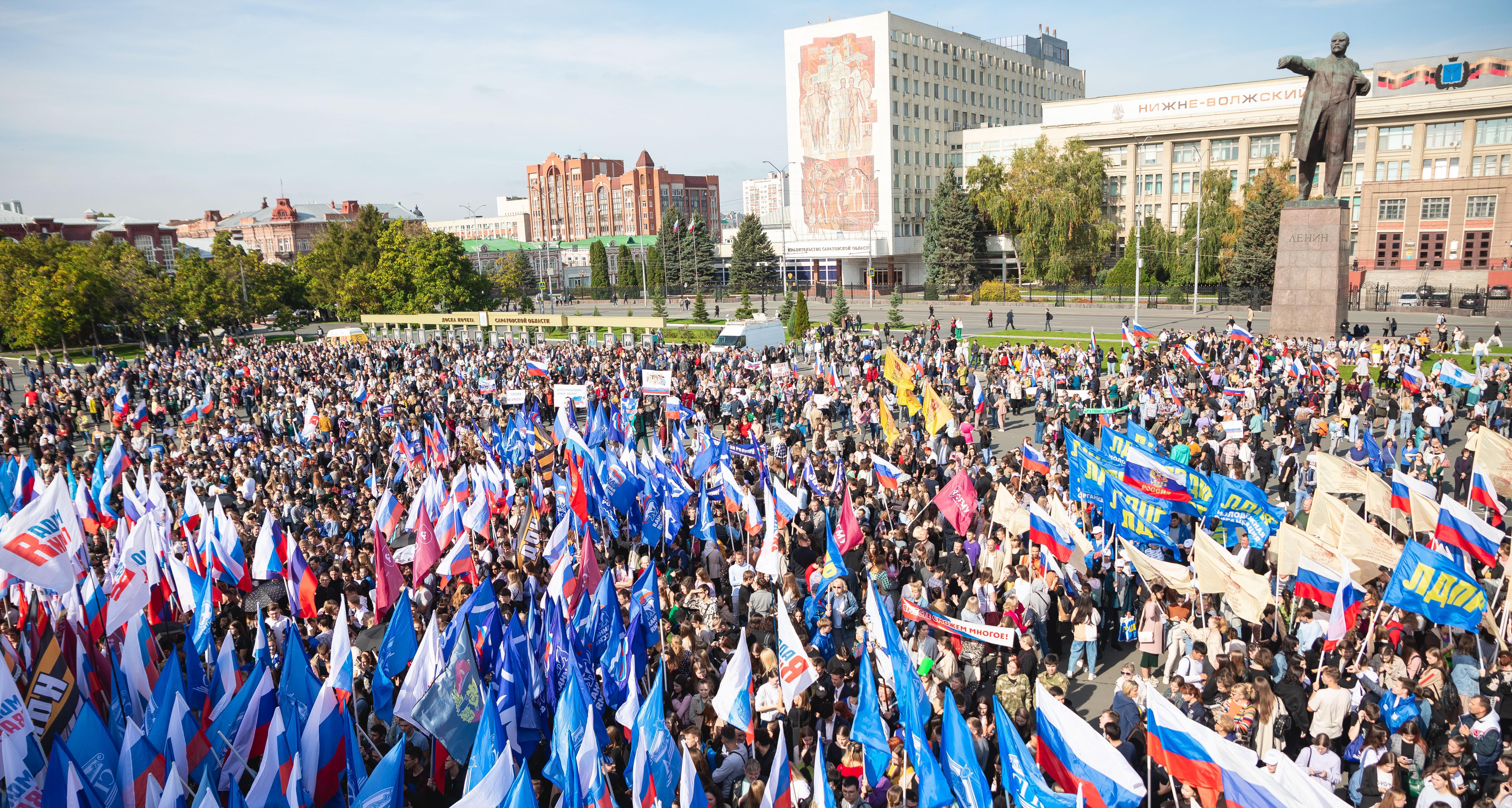 Свыше 9 тысяч человек пришли на митинг в поддержку референдумов за присоединение Донбасса к России