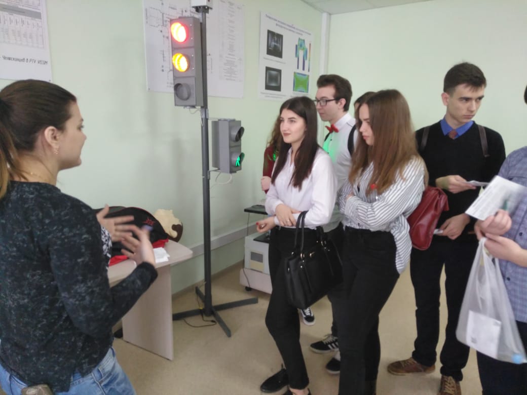 Студенты ИнЭТС в "Технариуме" показали школьникам полярископ, тренажер "МАКСИМ" и программы по моделированию дорожного движения