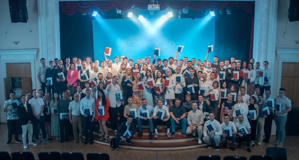 Выпускникам ИнЭТиП торжественно вручили дипломы