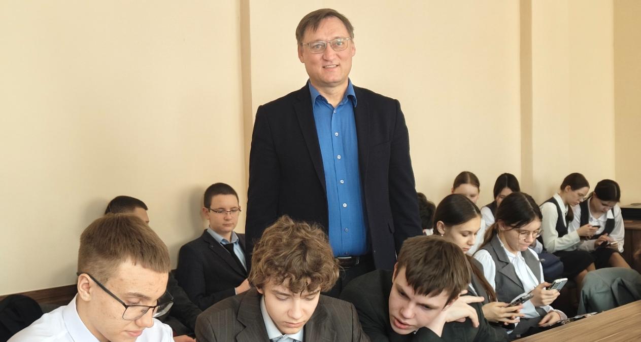 Профессор СЭИ провел мастер-класс «Космический путь России: исследуя бесконечность»