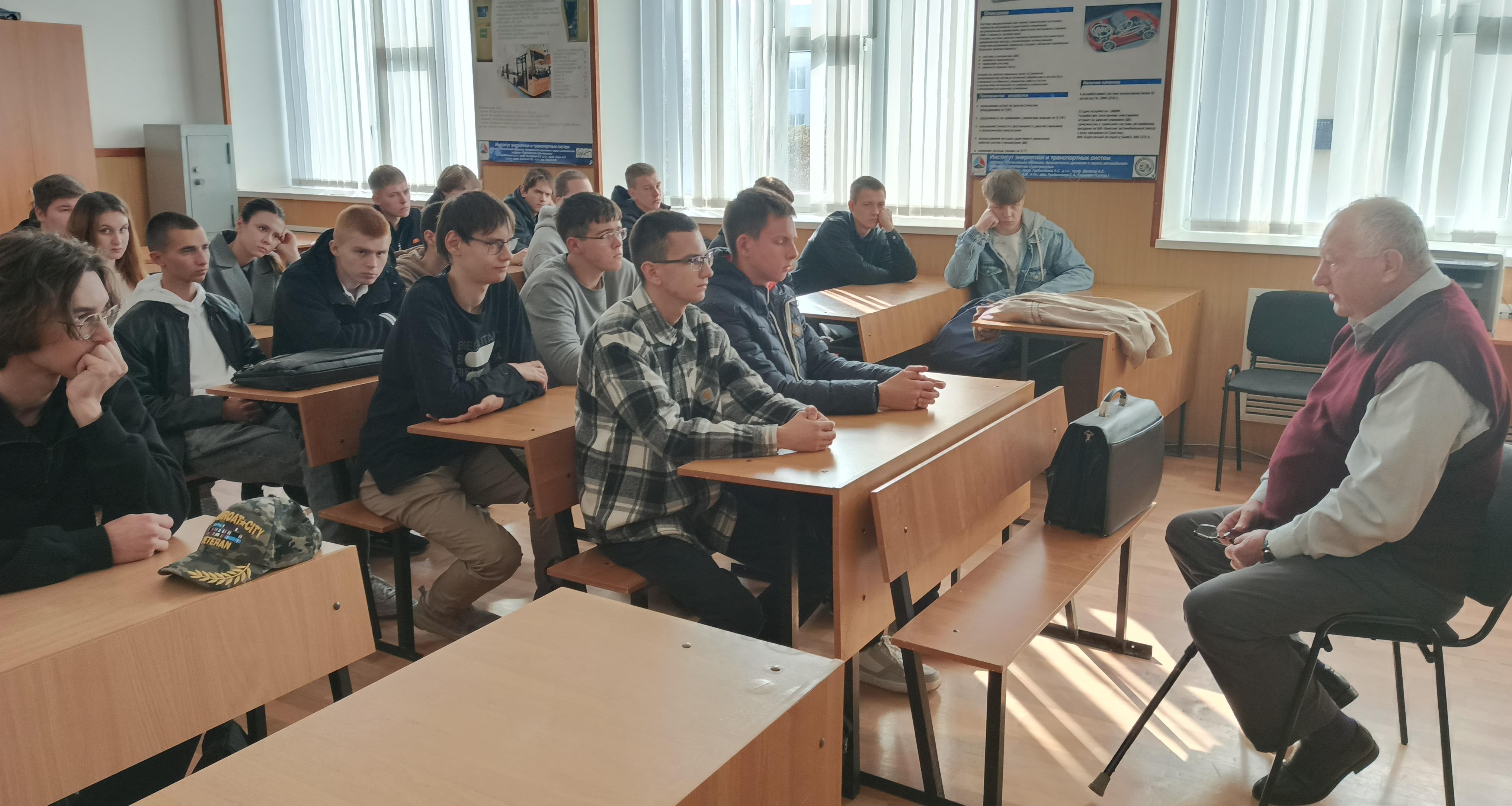Студенты-транспортники встретились с ветераном отрасли