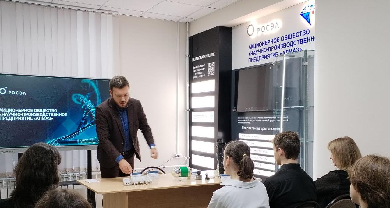 Школьники «Гагаринских классов» встретились с представителями  НПП «Алмаз»