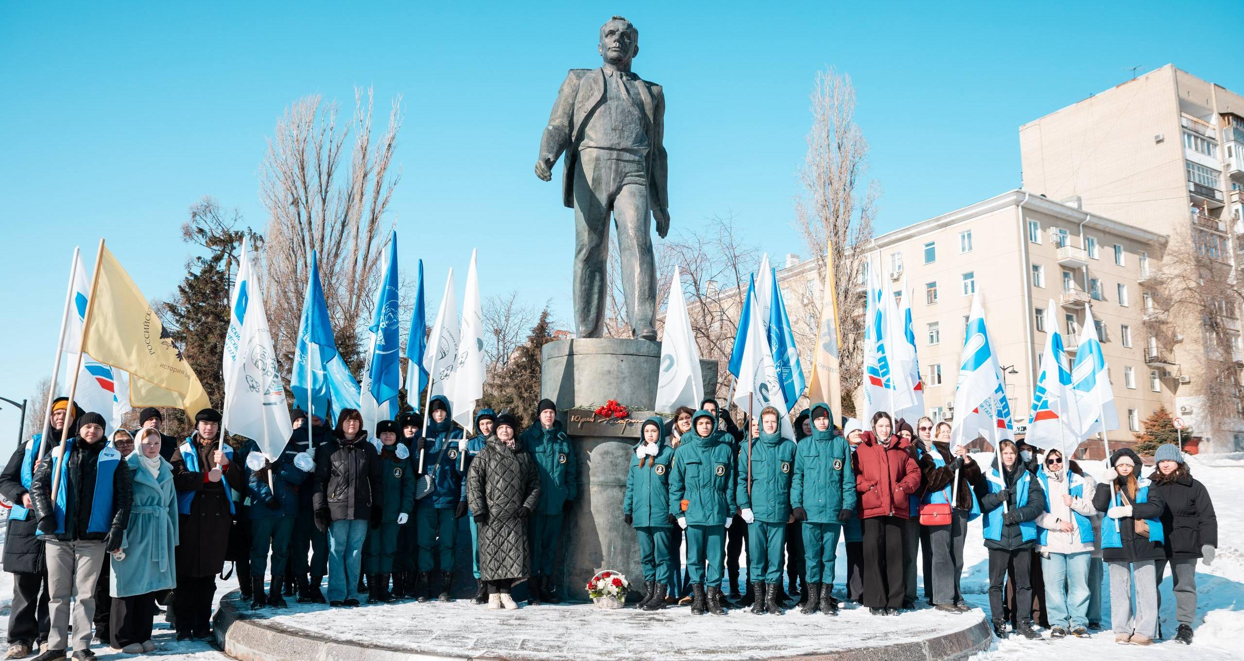 Политеховцы возложили цветы к памятнику Юрия Гагарина