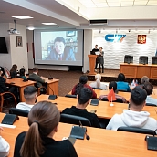 Иностранные студенты пообщались с Александром Сотниченко в формате «Диалог на равных»