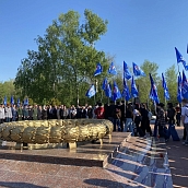 Политеховцы возложили цветы к мемориалу защитникам Отечества на Воскресенском кладбище