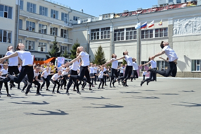 «Здоровая альтернатива» в СГТУ: флешмоб, митинг и реконструкция ко Дню Победы